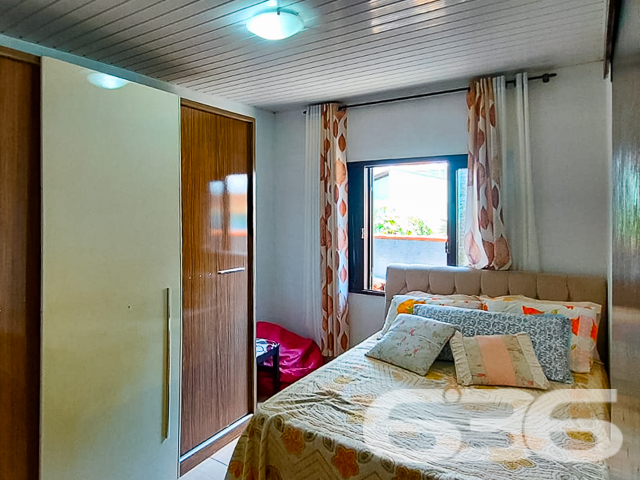 CASA DE ESQUINA COM SUÍTE + 2 QUARTOS NO BAIRRO PARANAGUAMIRIM - ESTUDA PERMUTA

Ao dispor de 197m² de área construída sobre imponentes 593m² de terreno, este belo imóvel apresenta em seu layout 1 suíte aconchegante, 2 dormitórios, home office, sala de estar, sala íntima, cozinha, despensa, 2 banheiros, área de serviço, espaço de festas com churrasqueira e 1 vaga de garagem coberta.

Além de enorme e com muito espaço livre para construir novas estruturas ou garantir a liberdade de sua família, o terreno é ornado por um jardim com plantas, árvores e cantinhos para o cultivo de hortaliças. É um ambiente super gostoso ao ar-livre para crianças e animais de estimação.

Em função de sua localidade, a residência usufrui da proximidade da Escola de Educação Básica Professora Juracy Maria Brosig, do Mini Mercado Novais, do CEI Monteiro Lobato, da Associação Ecos de Esperança, de transporte público e de outros estabelecimentos.

Ficou interessado? O que você está esperando!? Entre já em contato com a 636 e agende sua visita para conhecer pessoalmente este imóvel!

Consulte um de nossos corretores e saiba mais:
Telefone| 47 3451-0636
WhatsApp| 47 99190-0636

Imobiliária 636.
