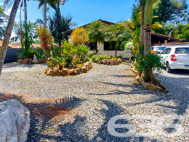 CASA DE ESQUINA COM SUÍTE + 2 QUARTOS NO BAIRRO PARANAGUAMIRIM - ESTUDA PERMUTA

Ao dispor de 197m² de área construída sobre imponentes 593m² de terreno, este belo imóvel apresenta em seu layout 1 suíte aconchegante, 2 dormitórios, home office, sala de estar, sala íntima, cozinha, despensa, 2 banheiros, área de serviço, espaço de festas com churrasqueira e 1 vaga de garagem coberta.

Além de enorme e com muito espaço livre para construir novas estruturas ou garantir a liberdade de sua família, o terreno é ornado por um jardim com plantas, árvores e cantinhos para o cultivo de hortaliças. É um ambiente super gostoso ao ar-livre para crianças e animais de estimação.

Em função de sua localidade, a residência usufrui da proximidade da Escola de Educação Básica Professora Juracy Maria Brosig, do Mini Mercado Novais, do CEI Monteiro Lobato, da Associação Ecos de Esperança, de transporte público e de outros estabelecimentos.

Ficou interessado? O que você está esperando!? Entre já em contato com a 636 e agende sua visita para conhecer pessoalmente este imóvel!

Consulte um de nossos corretores e saiba mais:
Telefone| 47 3451-0636
WhatsApp| 47 99190-0636

Imobiliária 636.
