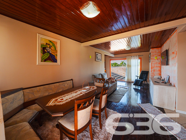 Descubra a beleza de viver bem com espaço e conforto em Joinville. Situada no tranquilo bairro Bucarein, esta residência de estilo sobrado se destaca não só por sua arquitetura padrão com toques rústicos, mas também pela versatilidade e oportunidades únicas que oferece.
A residência é dividida em dois pisos distintos, proporcionando espaços amplos e bem iluminados. No piso superior, desfrute de uma suíte com acesso a uma sacada que oferece uma vista privilegiada da vizinhança, além de dois quartos adicionais, todos com banheiro privativo, garantindo privacidade e conforto para todos os membros da família. A grande sala e cozinha integradas criam um ambiente perfeito para momentos de união e entretenimento.
No térreo, você encontrará uma casa completamente independente com dois quartos, cozinha e banheiro, ideal para receber hóspedes, aumentando a funcionalidade do imóvel. A garagem coberta oferece espaço seguro para dois veículos, além de facilidade de acesso.
A propriedade conta ainda com oito quartos adicionais nos fundos, todos equipados com banheiros privativos, configurando uma excelente oportunidade para investimento em hospedagem ou aluguel por temporada, uma vez que o local já está adaptado como pousada.
Localizada em uma rua pavimentada e com fácil acesso a todas as conveniências da cidade, a residência está próxima de áreas comerciais, escolas e parques, o que a torna uma opção ideal para quem busca qualidade de vida sem abrir mão da praticidade urbana.
O proprietário deste imóvel está aberto a estudar propostas de permuta, oferecendo flexibilidade para negociações que facilitem a realização do seu sonho da casa própria.
A 636 Negócios Imobiliários está pronta para ajudá-lo a descobrir todas as possibilidades que este imóvel tem a oferecer. Entre em contato e agende sua visita para conhecer de perto tudo o que este magnífico sobrado pode proporcionar para você e sua família. Desfrute do conforto, da privacidade e da versatilidade em um dos bairros mais desejados de Joinville. Aguardamos seu contato para que possamos auxiliar em cada passo desta jornada em busca do seu novo lar.
636 NEGÓCIOS IMOBILIÁRIOS: A SUA MELHOR ESCOLHA
Com mais de 30 anos de experiência, a 636 Negócios Imobiliários é sua parceira ideal para encontrar o imóvel perfeito. Estamos prontos para ajudá-lo a fazer deste imóvel o seu novo lar.
Telefone: (47) 3451-0636
WhatsApp: (47) 99190-0636
Não perca esta oportunidade única. Visite nosso site para mais informações: i636.com.br