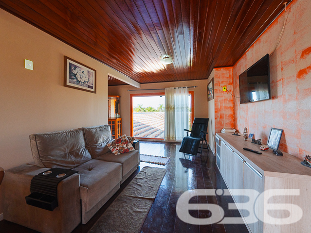 Descubra a beleza de viver bem com espaço e conforto em Joinville. Situada no tranquilo bairro Bucarein, esta residência de estilo sobrado se destaca não só por sua arquitetura padrão com toques rústicos, mas também pela versatilidade e oportunidades únicas que oferece.
A residência é dividida em dois pisos distintos, proporcionando espaços amplos e bem iluminados. No piso superior, desfrute de uma suíte com acesso a uma sacada que oferece uma vista privilegiada da vizinhança, além de dois quartos adicionais, todos com banheiro privativo, garantindo privacidade e conforto para todos os membros da família. A grande sala e cozinha integradas criam um ambiente perfeito para momentos de união e entretenimento.
No térreo, você encontrará uma casa completamente independente com dois quartos, cozinha e banheiro, ideal para receber hóspedes, aumentando a funcionalidade do imóvel. A garagem coberta oferece espaço seguro para dois veículos, além de facilidade de acesso.
A propriedade conta ainda com oito quartos adicionais nos fundos, todos equipados com banheiros privativos, configurando uma excelente oportunidade para investimento em hospedagem ou aluguel por temporada, uma vez que o local já está adaptado como pousada.
Localizada em uma rua pavimentada e com fácil acesso a todas as conveniências da cidade, a residência está próxima de áreas comerciais, escolas e parques, o que a torna uma opção ideal para quem busca qualidade de vida sem abrir mão da praticidade urbana.
O proprietário deste imóvel está aberto a estudar propostas de permuta, oferecendo flexibilidade para negociações que facilitem a realização do seu sonho da casa própria.
A 636 Negócios Imobiliários está pronta para ajudá-lo a descobrir todas as possibilidades que este imóvel tem a oferecer. Entre em contato e agende sua visita para conhecer de perto tudo o que este magnífico sobrado pode proporcionar para você e sua família. Desfrute do conforto, da privacidade e da versatilidade em um dos bairros mais desejados de Joinville. Aguardamos seu contato para que possamos auxiliar em cada passo desta jornada em busca do seu novo lar.
636 NEGÓCIOS IMOBILIÁRIOS: A SUA MELHOR ESCOLHA
Com mais de 30 anos de experiência, a 636 Negócios Imobiliários é sua parceira ideal para encontrar o imóvel perfeito. Estamos prontos para ajudá-lo a fazer deste imóvel o seu novo lar.
Telefone: (47) 3451-0636
WhatsApp: (47) 99190-0636
Não perca esta oportunidade única. Visite nosso site para mais informações: i636.com.br