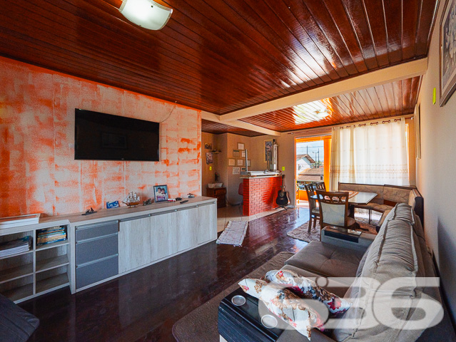 Descubra a beleza de viver bem com espaço e conforto em Joinville. Situada no tranquilo bairro Bucarein, esta residência de estilo sobrado se destaca não só por sua arquitetura padrão com toques rústicos, mas também pela versatilidade e oportunidades únicas que oferece.
A residência é dividida em dois pisos distintos, proporcionando espaços amplos e bem iluminados. No piso superior, desfrute de uma suíte com acesso a uma sacada que oferece uma vista privilegiada da vizinhança, além de dois quartos adicionais, todos com banheiro privativo, garantindo privacidade e conforto para todos os membros da família. A grande sala e cozinha integradas criam um ambiente perfeito para momentos de união e entretenimento.
No térreo, você encontrará uma casa completamente independente com dois quartos, cozinha e banheiro, ideal para receber hóspedes, aumentando a funcionalidade do imóvel. A garagem coberta oferece espaço seguro para dois veículos, além de facilidade de acesso.
A propriedade conta ainda com oito quartos adicionais nos fundos, todos equipados com banheiros privativos, configurando uma excelente oportunidade para investimento em hospedagem ou aluguel por temporada, uma vez que o local já está adaptado como pousada.
Localizada em uma rua pavimentada e com fácil acesso a todas as conveniências da cidade, a residência está próxima de áreas comerciais, escolas e parques, o que a torna uma opção ideal para quem busca qualidade de vida sem abrir mão da praticidade urbana.
O proprietário deste imóvel está aberto a estudar propostas de permuta, oferecendo flexibilidade para negociações que facilitem a realização do seu sonho da casa própria.
A 636 Negócios Imobiliários está pronta para ajudá-lo a descobrir todas as possibilidades que este imóvel tem a oferecer. Entre em contato e agende sua visita para conhecer de perto tudo o que este magnífico sobrado pode proporcionar para você e sua família. Desfrute do conforto, da privacidade e da versatilidade em um dos bairros mais desejados de Joinville. Aguardamos seu contato para que possamos auxiliar em cada passo desta jornada em busca do seu novo lar.
636 NEGÓCIOS IMOBILIÁRIOS: A SUA MELHOR ESCOLHA
Com mais de 30 anos de experiência, a 636 Negócios Imobiliários é sua parceira ideal para encontrar o imóvel perfeito. Estamos prontos para ajudá-lo a fazer deste imóvel o seu novo lar.
Telefone: (47) 3451-0636
WhatsApp: (47) 99190-0636
Não perca esta oportunidade única. Visite nosso site para mais informações: i636.com.br