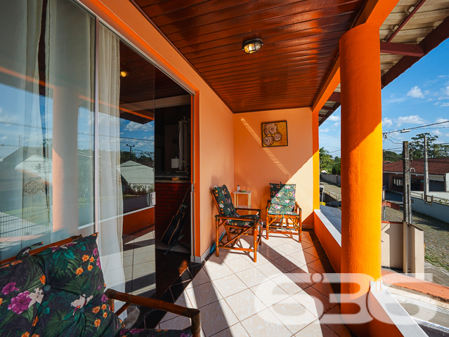 Descubra a beleza de viver bem com espaço e conforto em Joinville. Situada no tranquilo bairro Bucarein, esta residência de estilo sobrado se destaca não só por sua arquitetura padrão com toques rústicos, mas também pela versatilidade e oportunidades únicas que oferece.
A residência é dividida em dois pisos distintos, proporcionando espaços amplos e bem iluminados. No piso superior, desfrute de uma suíte com acesso a uma sacada que oferece uma vista privilegiada da vizinhança, além de dois quartos adicionais, todos com banheiro privativo, garantindo privacidade e conforto para todos os membros da família. A grande sala e cozinha integradas criam um ambiente perfeito para momentos de união e entretenimento.
No térreo, você encontrará uma casa completamente independente com dois quartos, cozinha e banheiro, ideal para receber hóspedes, aumentando a funcionalidade do imóvel. A garagem coberta oferece espaço seguro para dois veículos, além de facilidade de acesso.
A propriedade conta ainda com oito quartos adicionais nos fundos, todos equipados com banheiros privativos, configurando uma excelente oportunidade para investimento em hospedagem ou aluguel por temporada, uma vez que o local já está adaptado como pousada.
Localizada em uma rua pavimentada e com fácil acesso a todas as conveniências da cidade, a residência está próxima de áreas comerciais, escolas e parques, o que a torna uma opção ideal para quem busca qualidade de vida sem abrir mão da praticidade urbana.
O proprietário deste imóvel está aberto a estudar propostas de permuta, oferecendo flexibilidade para negociações que facilitem a realização do seu sonho da casa própria.
A 636 Negócios Imobiliários está pronta para ajudá-lo a descobrir todas as possibilidades que este imóvel tem a oferecer. Entre em contato e agende sua visita para conhecer de perto tudo o que este magnífico sobrado pode proporcionar para você e sua família. Desfrute do conforto, da privacidade e da versatilidade em um dos bairros mais desejados de Joinville. Aguardamos seu contato para que possamos auxiliar em cada passo desta jornada em busca do seu novo lar.
636 NEGÓCIOS IMOBILIÁRIOS: A SUA MELHOR ESCOLHA
Com mais de 30 anos de experiência, a 636 Negócios Imobiliários é sua parceira ideal para encontrar o imóvel perfeito. Estamos prontos para ajudá-lo a fazer deste imóvel o seu novo lar.
Telefone: (47) 3451-0636
WhatsApp: (47) 99190-0636
Não perca esta oportunidade única. Visite nosso site para mais informações: i636.com.br