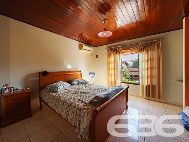 Descubra a beleza de viver bem com espaço e conforto em Joinville. Situada no tranquilo bairro Bucarein, esta residência de estilo sobrado se destaca não só por sua arquitetura padrão com toques rústicos, mas também pela versatilidade e oportunidades únicas que oferece.
A residência é dividida em dois pisos distintos, proporcionando espaços amplos e bem iluminados. No piso superior, desfrute de uma suíte com acesso a uma sacada que oferece uma vista privilegiada da vizinhança, além de dois quartos adicionais, todos com banheiro privativo, garantindo privacidade e conforto para todos os membros da família. A grande sala e cozinha integradas criam um ambiente perfeito para momentos de união e entretenimento.
No térreo, você encontrará uma casa completamente independente com dois quartos, cozinha e banheiro, ideal para receber hóspedes, aumentando a funcionalidade do imóvel. A garagem coberta oferece espaço seguro para dois veículos, além de facilidade de acesso.
A propriedade conta ainda com oito quartos adicionais nos fundos, todos equipados com banheiros privativos, configurando uma excelente oportunidade para investimento em hospedagem ou aluguel por temporada, uma vez que o local já está adaptado como pousada.
Localizada em uma rua pavimentada e com fácil acesso a todas as conveniências da cidade, a residência está próxima de áreas comerciais, escolas e parques, o que a torna uma opção ideal para quem busca qualidade de vida sem abrir mão da praticidade urbana.
O proprietário deste imóvel está aberto a estudar propostas de permuta, oferecendo flexibilidade para negociações que facilitem a realização do seu sonho da casa própria.
A 636 Negócios Imobiliários está pronta para ajudá-lo a descobrir todas as possibilidades que este imóvel tem a oferecer. Entre em contato e agende sua visita para conhecer de perto tudo o que este magnífico sobrado pode proporcionar para você e sua família. Desfrute do conforto, da privacidade e da versatilidade em um dos bairros mais desejados de Joinville. Aguardamos seu contato para que possamos auxiliar em cada passo desta jornada em busca do seu novo lar.
636 NEGÓCIOS IMOBILIÁRIOS: A SUA MELHOR ESCOLHA
Com mais de 30 anos de experiência, a 636 Negócios Imobiliários é sua parceira ideal para encontrar o imóvel perfeito. Estamos prontos para ajudá-lo a fazer deste imóvel o seu novo lar.
Telefone: (47) 3451-0636
WhatsApp: (47) 99190-0636
Não perca esta oportunidade única. Visite nosso site para mais informações: i636.com.br