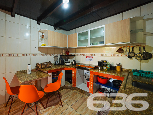 Descubra a beleza de viver bem com espaço e conforto em Joinville. Situada no tranquilo bairro Bucarein, esta residência de estilo sobrado se destaca não só por sua arquitetura padrão com toques rústicos, mas também pela versatilidade e oportunidades únicas que oferece.
A residência é dividida em dois pisos distintos, proporcionando espaços amplos e bem iluminados. No piso superior, desfrute de uma suíte com acesso a uma sacada que oferece uma vista privilegiada da vizinhança, além de dois quartos adicionais, todos com banheiro privativo, garantindo privacidade e conforto para todos os membros da família. A grande sala e cozinha integradas criam um ambiente perfeito para momentos de união e entretenimento.
No térreo, você encontrará uma casa completamente independente com dois quartos, cozinha e banheiro, ideal para receber hóspedes, aumentando a funcionalidade do imóvel. A garagem coberta oferece espaço seguro para dois veículos, além de facilidade de acesso.
A propriedade conta ainda com oito quartos adicionais nos fundos, todos equipados com banheiros privativos, configurando uma excelente oportunidade para investimento em hospedagem ou aluguel por temporada, uma vez que o local já está adaptado como pousada.
Localizada em uma rua pavimentada e com fácil acesso a todas as conveniências da cidade, a residência está próxima de áreas comerciais, escolas e parques, o que a torna uma opção ideal para quem busca qualidade de vida sem abrir mão da praticidade urbana.
O proprietário deste imóvel está aberto a estudar propostas de permuta, oferecendo flexibilidade para negociações que facilitem a realização do seu sonho da casa própria.
A 636 Negócios Imobiliários está pronta para ajudá-lo a descobrir todas as possibilidades que este imóvel tem a oferecer. Entre em contato e agende sua visita para conhecer de perto tudo o que este magnífico sobrado pode proporcionar para você e sua família. Desfrute do conforto, da privacidade e da versatilidade em um dos bairros mais desejados de Joinville. Aguardamos seu contato para que possamos auxiliar em cada passo desta jornada em busca do seu novo lar.
636 NEGÓCIOS IMOBILIÁRIOS: A SUA MELHOR ESCOLHA
Com mais de 30 anos de experiência, a 636 Negócios Imobiliários é sua parceira ideal para encontrar o imóvel perfeito. Estamos prontos para ajudá-lo a fazer deste imóvel o seu novo lar.
Telefone: (47) 3451-0636
WhatsApp: (47) 99190-0636
Não perca esta oportunidade única. Visite nosso site para mais informações: i636.com.br