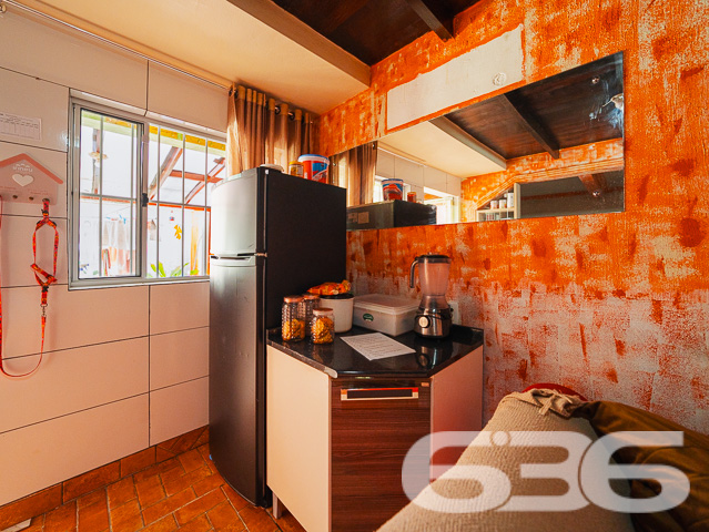 Descubra a beleza de viver bem com espaço e conforto em Joinville. Situada no tranquilo bairro Bucarein, esta residência de estilo sobrado se destaca não só por sua arquitetura padrão com toques rústicos, mas também pela versatilidade e oportunidades únicas que oferece.
A residência é dividida em dois pisos distintos, proporcionando espaços amplos e bem iluminados. No piso superior, desfrute de uma suíte com acesso a uma sacada que oferece uma vista privilegiada da vizinhança, além de dois quartos adicionais, todos com banheiro privativo, garantindo privacidade e conforto para todos os membros da família. A grande sala e cozinha integradas criam um ambiente perfeito para momentos de união e entretenimento.
No térreo, você encontrará uma casa completamente independente com dois quartos, cozinha e banheiro, ideal para receber hóspedes, aumentando a funcionalidade do imóvel. A garagem coberta oferece espaço seguro para dois veículos, além de facilidade de acesso.
A propriedade conta ainda com oito quartos adicionais nos fundos, todos equipados com banheiros privativos, configurando uma excelente oportunidade para investimento em hospedagem ou aluguel por temporada, uma vez que o local já está adaptado como pousada.
Localizada em uma rua pavimentada e com fácil acesso a todas as conveniências da cidade, a residência está próxima de áreas comerciais, escolas e parques, o que a torna uma opção ideal para quem busca qualidade de vida sem abrir mão da praticidade urbana.
O proprietário deste imóvel está aberto a estudar propostas de permuta, oferecendo flexibilidade para negociações que facilitem a realização do seu sonho da casa própria.
A 636 Negócios Imobiliários está pronta para ajudá-lo a descobrir todas as possibilidades que este imóvel tem a oferecer. Entre em contato e agende sua visita para conhecer de perto tudo o que este magnífico sobrado pode proporcionar para você e sua família. Desfrute do conforto, da privacidade e da versatilidade em um dos bairros mais desejados de Joinville. Aguardamos seu contato para que possamos auxiliar em cada passo desta jornada em busca do seu novo lar.
636 NEGÓCIOS IMOBILIÁRIOS: A SUA MELHOR ESCOLHA
Com mais de 30 anos de experiência, a 636 Negócios Imobiliários é sua parceira ideal para encontrar o imóvel perfeito. Estamos prontos para ajudá-lo a fazer deste imóvel o seu novo lar.
Telefone: (47) 3451-0636
WhatsApp: (47) 99190-0636
Não perca esta oportunidade única. Visite nosso site para mais informações: i636.com.br