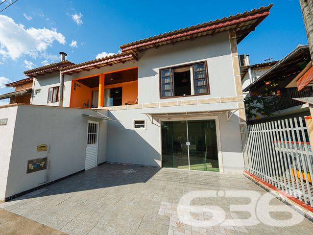 Descubra a beleza de viver bem com espaço e conforto em Joinville. Situada no tranquilo bairro Bucarein, esta residência de estilo sobrado se destaca não só por sua arquitetura padrão com toques rústicos, mas também pela versatilidade e oportunidades únicas que oferece.
A residência é dividida em dois pisos distintos, proporcionando espaços amplos e bem iluminados. No piso superior, desfrute de uma suíte com acesso a uma sacada que oferece uma vista privilegiada da vizinhança, além de dois quartos adicionais, todos com banheiro privativo, garantindo privacidade e conforto para todos os membros da família. A grande sala e cozinha integradas criam um ambiente perfeito para momentos de união e entretenimento.
No térreo, você encontrará uma casa completamente independente com dois quartos, cozinha e banheiro, ideal para receber hóspedes, aumentando a funcionalidade do imóvel. A garagem coberta oferece espaço seguro para dois veículos, além de facilidade de acesso.
A propriedade conta ainda com oito quartos adicionais nos fundos, todos equipados com banheiros privativos, configurando uma excelente oportunidade para investimento em hospedagem ou aluguel por temporada, uma vez que o local já está adaptado como pousada.
Localizada em uma rua pavimentada e com fácil acesso a todas as conveniências da cidade, a residência está próxima de áreas comerciais, escolas e parques, o que a torna uma opção ideal para quem busca qualidade de vida sem abrir mão da praticidade urbana.
O proprietário deste imóvel está aberto a estudar propostas de permuta, oferecendo flexibilidade para negociações que facilitem a realização do seu sonho da casa própria.
A 636 Negócios Imobiliários está pronta para ajudá-lo a descobrir todas as possibilidades que este imóvel tem a oferecer. Entre em contato e agende sua visita para conhecer de perto tudo o que este magnífico sobrado pode proporcionar para você e sua família. Desfrute do conforto, da privacidade e da versatilidade em um dos bairros mais desejados de Joinville. Aguardamos seu contato para que possamos auxiliar em cada passo desta jornada em busca do seu novo lar.
636 NEGÓCIOS IMOBILIÁRIOS: A SUA MELHOR ESCOLHA
Com mais de 30 anos de experiência, a 636 Negócios Imobiliários é sua parceira ideal para encontrar o imóvel perfeito. Estamos prontos para ajudá-lo a fazer deste imóvel o seu novo lar.
Telefone: (47) 3451-0636
WhatsApp: (47) 99190-0636
Não perca esta oportunidade única. Visite nosso site para mais informações: i636.com.br