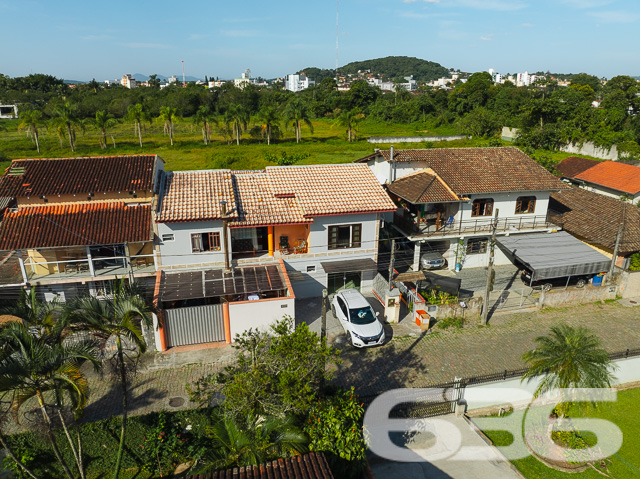 Descubra a beleza de viver bem com espaço e conforto em Joinville. Situada no tranquilo bairro Bucarein, esta residência de estilo sobrado se destaca não só por sua arquitetura padrão com toques rústicos, mas também pela versatilidade e oportunidades únicas que oferece.
A residência é dividida em dois pisos distintos, proporcionando espaços amplos e bem iluminados. No piso superior, desfrute de uma suíte com acesso a uma sacada que oferece uma vista privilegiada da vizinhança, além de dois quartos adicionais, todos com banheiro privativo, garantindo privacidade e conforto para todos os membros da família. A grande sala e cozinha integradas criam um ambiente perfeito para momentos de união e entretenimento.
No térreo, você encontrará uma casa completamente independente com dois quartos, cozinha e banheiro, ideal para receber hóspedes, aumentando a funcionalidade do imóvel. A garagem coberta oferece espaço seguro para dois veículos, além de facilidade de acesso.
A propriedade conta ainda com oito quartos adicionais nos fundos, todos equipados com banheiros privativos, configurando uma excelente oportunidade para investimento em hospedagem ou aluguel por temporada, uma vez que o local já está adaptado como pousada.
Localizada em uma rua pavimentada e com fácil acesso a todas as conveniências da cidade, a residência está próxima de áreas comerciais, escolas e parques, o que a torna uma opção ideal para quem busca qualidade de vida sem abrir mão da praticidade urbana.
O proprietário deste imóvel está aberto a estudar propostas de permuta, oferecendo flexibilidade para negociações que facilitem a realização do seu sonho da casa própria.
A 636 Negócios Imobiliários está pronta para ajudá-lo a descobrir todas as possibilidades que este imóvel tem a oferecer. Entre em contato e agende sua visita para conhecer de perto tudo o que este magnífico sobrado pode proporcionar para você e sua família. Desfrute do conforto, da privacidade e da versatilidade em um dos bairros mais desejados de Joinville. Aguardamos seu contato para que possamos auxiliar em cada passo desta jornada em busca do seu novo lar.
636 NEGÓCIOS IMOBILIÁRIOS: A SUA MELHOR ESCOLHA
Com mais de 30 anos de experiência, a 636 Negócios Imobiliários é sua parceira ideal para encontrar o imóvel perfeito. Estamos prontos para ajudá-lo a fazer deste imóvel o seu novo lar.
Telefone: (47) 3451-0636
WhatsApp: (47) 99190-0636
Não perca esta oportunidade única. Visite nosso site para mais informações: i636.com.br