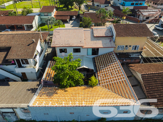 Descubra a beleza de viver bem com espaço e conforto em Joinville. Situada no tranquilo bairro Bucarein, esta residência de estilo sobrado se destaca não só por sua arquitetura padrão com toques rústicos, mas também pela versatilidade e oportunidades únicas que oferece.
A residência é dividida em dois pisos distintos, proporcionando espaços amplos e bem iluminados. No piso superior, desfrute de uma suíte com acesso a uma sacada que oferece uma vista privilegiada da vizinhança, além de dois quartos adicionais, todos com banheiro privativo, garantindo privacidade e conforto para todos os membros da família. A grande sala e cozinha integradas criam um ambiente perfeito para momentos de união e entretenimento.
No térreo, você encontrará uma casa completamente independente com dois quartos, cozinha e banheiro, ideal para receber hóspedes, aumentando a funcionalidade do imóvel. A garagem coberta oferece espaço seguro para dois veículos, além de facilidade de acesso.
A propriedade conta ainda com oito quartos adicionais nos fundos, todos equipados com banheiros privativos, configurando uma excelente oportunidade para investimento em hospedagem ou aluguel por temporada, uma vez que o local já está adaptado como pousada.
Localizada em uma rua pavimentada e com fácil acesso a todas as conveniências da cidade, a residência está próxima de áreas comerciais, escolas e parques, o que a torna uma opção ideal para quem busca qualidade de vida sem abrir mão da praticidade urbana.
O proprietário deste imóvel está aberto a estudar propostas de permuta, oferecendo flexibilidade para negociações que facilitem a realização do seu sonho da casa própria.
A 636 Negócios Imobiliários está pronta para ajudá-lo a descobrir todas as possibilidades que este imóvel tem a oferecer. Entre em contato e agende sua visita para conhecer de perto tudo o que este magnífico sobrado pode proporcionar para você e sua família. Desfrute do conforto, da privacidade e da versatilidade em um dos bairros mais desejados de Joinville. Aguardamos seu contato para que possamos auxiliar em cada passo desta jornada em busca do seu novo lar.
636 NEGÓCIOS IMOBILIÁRIOS: A SUA MELHOR ESCOLHA
Com mais de 30 anos de experiência, a 636 Negócios Imobiliários é sua parceira ideal para encontrar o imóvel perfeito. Estamos prontos para ajudá-lo a fazer deste imóvel o seu novo lar.
Telefone: (47) 3451-0636
WhatsApp: (47) 99190-0636
Não perca esta oportunidade única. Visite nosso site para mais informações: i636.com.br