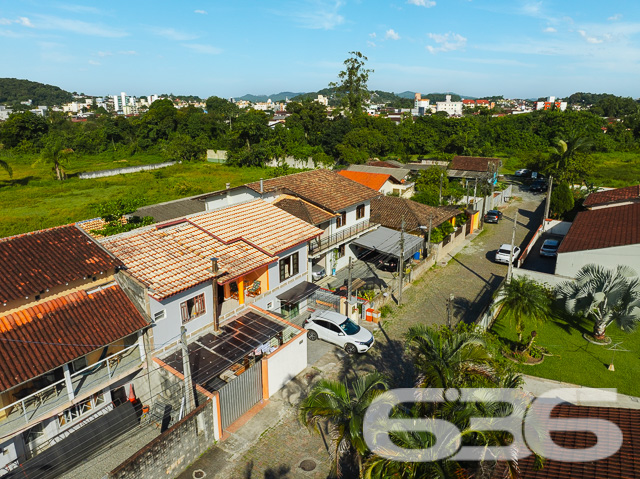 Descubra a beleza de viver bem com espaço e conforto em Joinville. Situada no tranquilo bairro Bucarein, esta residência de estilo sobrado se destaca não só por sua arquitetura padrão com toques rústicos, mas também pela versatilidade e oportunidades únicas que oferece.
A residência é dividida em dois pisos distintos, proporcionando espaços amplos e bem iluminados. No piso superior, desfrute de uma suíte com acesso a uma sacada que oferece uma vista privilegiada da vizinhança, além de dois quartos adicionais, todos com banheiro privativo, garantindo privacidade e conforto para todos os membros da família. A grande sala e cozinha integradas criam um ambiente perfeito para momentos de união e entretenimento.
No térreo, você encontrará uma casa completamente independente com dois quartos, cozinha e banheiro, ideal para receber hóspedes, aumentando a funcionalidade do imóvel. A garagem coberta oferece espaço seguro para dois veículos, além de facilidade de acesso.
A propriedade conta ainda com oito quartos adicionais nos fundos, todos equipados com banheiros privativos, configurando uma excelente oportunidade para investimento em hospedagem ou aluguel por temporada, uma vez que o local já está adaptado como pousada.
Localizada em uma rua pavimentada e com fácil acesso a todas as conveniências da cidade, a residência está próxima de áreas comerciais, escolas e parques, o que a torna uma opção ideal para quem busca qualidade de vida sem abrir mão da praticidade urbana.
O proprietário deste imóvel está aberto a estudar propostas de permuta, oferecendo flexibilidade para negociações que facilitem a realização do seu sonho da casa própria.
A 636 Negócios Imobiliários está pronta para ajudá-lo a descobrir todas as possibilidades que este imóvel tem a oferecer. Entre em contato e agende sua visita para conhecer de perto tudo o que este magnífico sobrado pode proporcionar para você e sua família. Desfrute do conforto, da privacidade e da versatilidade em um dos bairros mais desejados de Joinville. Aguardamos seu contato para que possamos auxiliar em cada passo desta jornada em busca do seu novo lar.
636 NEGÓCIOS IMOBILIÁRIOS: A SUA MELHOR ESCOLHA
Com mais de 30 anos de experiência, a 636 Negócios Imobiliários é sua parceira ideal para encontrar o imóvel perfeito. Estamos prontos para ajudá-lo a fazer deste imóvel o seu novo lar.
Telefone: (47) 3451-0636
WhatsApp: (47) 99190-0636
Não perca esta oportunidade única. Visite nosso site para mais informações: i636.com.br
