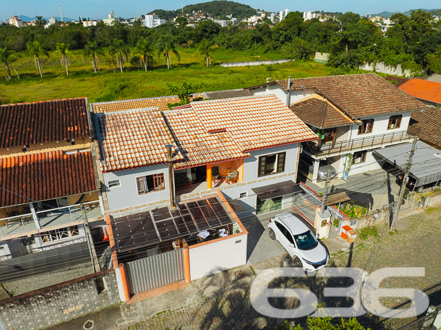 Descubra a beleza de viver bem com espaço e conforto em Joinville. Situada no tranquilo bairro Bucarein, esta residência de estilo sobrado se destaca não só por sua arquitetura padrão com toques rústicos, mas também pela versatilidade e oportunidades únicas que oferece.
A residência é dividida em dois pisos distintos, proporcionando espaços amplos e bem iluminados. No piso superior, desfrute de uma suíte com acesso a uma sacada que oferece uma vista privilegiada da vizinhança, além de dois quartos adicionais, todos com banheiro privativo, garantindo privacidade e conforto para todos os membros da família. A grande sala e cozinha integradas criam um ambiente perfeito para momentos de união e entretenimento.
No térreo, você encontrará uma casa completamente independente com dois quartos, cozinha e banheiro, ideal para receber hóspedes, aumentando a funcionalidade do imóvel. A garagem coberta oferece espaço seguro para dois veículos, além de facilidade de acesso.
A propriedade conta ainda com oito quartos adicionais nos fundos, todos equipados com banheiros privativos, configurando uma excelente oportunidade para investimento em hospedagem ou aluguel por temporada, uma vez que o local já está adaptado como pousada.
Localizada em uma rua pavimentada e com fácil acesso a todas as conveniências da cidade, a residência está próxima de áreas comerciais, escolas e parques, o que a torna uma opção ideal para quem busca qualidade de vida sem abrir mão da praticidade urbana.
O proprietário deste imóvel está aberto a estudar propostas de permuta, oferecendo flexibilidade para negociações que facilitem a realização do seu sonho da casa própria.
A 636 Negócios Imobiliários está pronta para ajudá-lo a descobrir todas as possibilidades que este imóvel tem a oferecer. Entre em contato e agende sua visita para conhecer de perto tudo o que este magnífico sobrado pode proporcionar para você e sua família. Desfrute do conforto, da privacidade e da versatilidade em um dos bairros mais desejados de Joinville. Aguardamos seu contato para que possamos auxiliar em cada passo desta jornada em busca do seu novo lar.
636 NEGÓCIOS IMOBILIÁRIOS: A SUA MELHOR ESCOLHA
Com mais de 30 anos de experiência, a 636 Negócios Imobiliários é sua parceira ideal para encontrar o imóvel perfeito. Estamos prontos para ajudá-lo a fazer deste imóvel o seu novo lar.
Telefone: (47) 3451-0636
WhatsApp: (47) 99190-0636
Não perca esta oportunidade única. Visite nosso site para mais informações: i636.com.br
