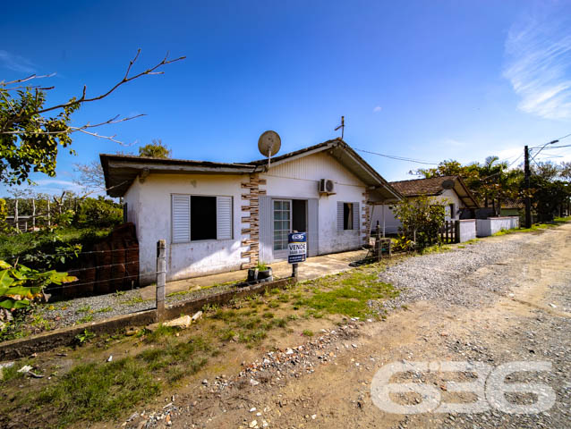 CASA COM 3 QUARTOS NA COSTEIRA, BALNEÁRIO BARRA DO SUL - ESTUDA PERMUTA

Um Lar Acolhedor Espera por Você:
Neste imóvel de 90m², localizado no bairro Costeira em Balneário Barra do Sul, você encontrará um ambiente para a vida em família. Com 3 dormitórios, banheiro, sala de estar e cozinha, cada espaço foi pensado para oferecer conforto e praticidade.

Espaço e Segurança:
A propriedade, com um terreno de 150m², inclui 2 garagens cobertas, garantindo segurança para seus veículos. O imóvel é totalmente murado, proporcionando privacidade e tranquilidade.

Viva Perto da Natureza:
Situada a poucos passos do rio, esta casa oferece a oportunidade única de estar em contato com a natureza, desfrutando de momentos de paz e serenidade, sem abrir mão da conveniência de estar próximo a serviços essenciais.

636 Negócios Imobiliários – Sua Escolha Confiável:
Na 636 Negócios Imobiliários, com mais de 30 anos de experiência no mercado, estamos comprometidos em encontrar o imóvel ideal para você. Para mais informações, entre em contato pelo telefone: (47) 3448-3636 ou WhatsApp: (47) 99190-0636.