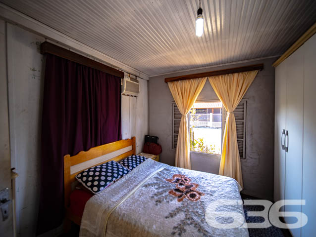 CASA COM 3 QUARTOS NA COSTEIRA, BALNEÁRIO BARRA DO SUL - ESTUDA PERMUTA

Um Lar Acolhedor Espera por Você:
Neste imóvel de 90m², localizado no bairro Costeira em Balneário Barra do Sul, você encontrará um ambiente para a vida em família. Com 3 dormitórios, banheiro, sala de estar e cozinha, cada espaço foi pensado para oferecer conforto e praticidade.

Espaço e Segurança:
A propriedade, com um terreno de 150m², inclui 2 garagens cobertas, garantindo segurança para seus veículos. O imóvel é totalmente murado, proporcionando privacidade e tranquilidade.

Viva Perto da Natureza:
Situada a poucos passos do rio, esta casa oferece a oportunidade única de estar em contato com a natureza, desfrutando de momentos de paz e serenidade, sem abrir mão da conveniência de estar próximo a serviços essenciais.

636 Negócios Imobiliários – Sua Escolha Confiável:
Na 636 Negócios Imobiliários, com mais de 30 anos de experiência no mercado, estamos comprometidos em encontrar o imóvel ideal para você. Para mais informações, entre em contato pelo telefone: (47) 3448-3636 ou WhatsApp: (47) 99190-0636.
