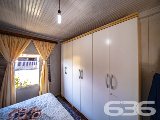 CASA COM 3 QUARTOS NA COSTEIRA, BALNEÁRIO BARRA DO SUL - ESTUDA PERMUTA

Um Lar Acolhedor Espera por Você:
Neste imóvel de 90m², localizado no bairro Costeira em Balneário Barra do Sul, você encontrará um ambiente para a vida em família. Com 3 dormitórios, banheiro, sala de estar e cozinha, cada espaço foi pensado para oferecer conforto e praticidade.

Espaço e Segurança:
A propriedade, com um terreno de 150m², inclui 2 garagens cobertas, garantindo segurança para seus veículos. O imóvel é totalmente murado, proporcionando privacidade e tranquilidade.

Viva Perto da Natureza:
Situada a poucos passos do rio, esta casa oferece a oportunidade única de estar em contato com a natureza, desfrutando de momentos de paz e serenidade, sem abrir mão da conveniência de estar próximo a serviços essenciais.

636 Negócios Imobiliários – Sua Escolha Confiável:
Na 636 Negócios Imobiliários, com mais de 30 anos de experiência no mercado, estamos comprometidos em encontrar o imóvel ideal para você. Para mais informações, entre em contato pelo telefone: (47) 3448-3636 ou WhatsApp: (47) 99190-0636.