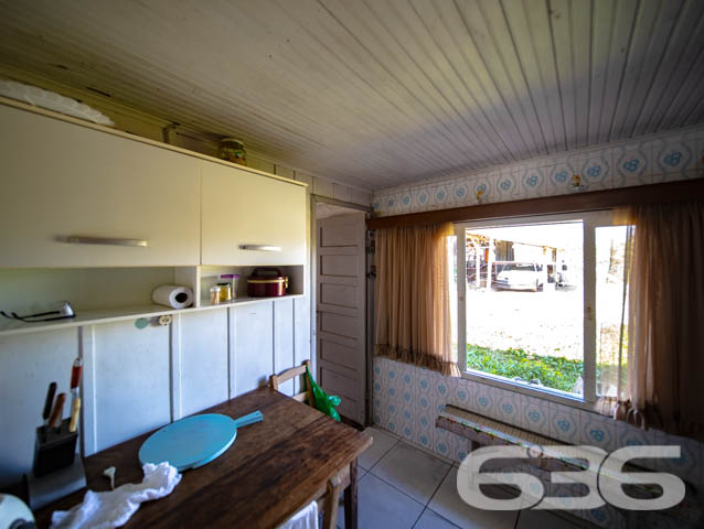 CASA COM 3 QUARTOS NA COSTEIRA, BALNEÁRIO BARRA DO SUL - ESTUDA PERMUTA

Um Lar Acolhedor Espera por Você:
Neste imóvel de 90m², localizado no bairro Costeira em Balneário Barra do Sul, você encontrará um ambiente para a vida em família. Com 3 dormitórios, banheiro, sala de estar e cozinha, cada espaço foi pensado para oferecer conforto e praticidade.

Espaço e Segurança:
A propriedade, com um terreno de 150m², inclui 2 garagens cobertas, garantindo segurança para seus veículos. O imóvel é totalmente murado, proporcionando privacidade e tranquilidade.

Viva Perto da Natureza:
Situada a poucos passos do rio, esta casa oferece a oportunidade única de estar em contato com a natureza, desfrutando de momentos de paz e serenidade, sem abrir mão da conveniência de estar próximo a serviços essenciais.

636 Negócios Imobiliários – Sua Escolha Confiável:
Na 636 Negócios Imobiliários, com mais de 30 anos de experiência no mercado, estamos comprometidos em encontrar o imóvel ideal para você. Para mais informações, entre em contato pelo telefone: (47) 3448-3636 ou WhatsApp: (47) 99190-0636.