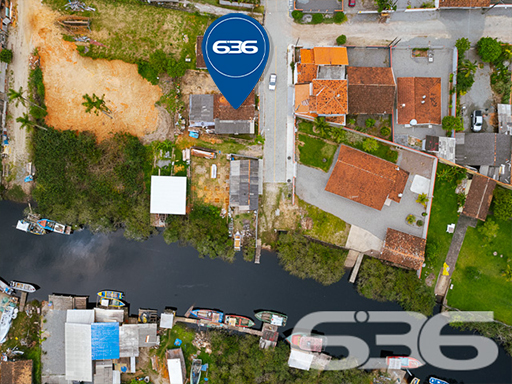 CASA COM 3 QUARTOS NA COSTEIRA, BALNEÁRIO BARRA DO SUL - ESTUDA PERMUTA

Um Lar Acolhedor Espera por Você:
Neste imóvel de 90m², localizado no bairro Costeira em Balneário Barra do Sul, você encontrará um ambiente para a vida em família. Com 3 dormitórios, banheiro, sala de estar e cozinha, cada espaço foi pensado para oferecer conforto e praticidade.

Espaço e Segurança:
A propriedade, com um terreno de 150m², inclui 2 garagens cobertas, garantindo segurança para seus veículos. O imóvel é totalmente murado, proporcionando privacidade e tranquilidade.

Viva Perto da Natureza:
Situada a poucos passos do rio, esta casa oferece a oportunidade única de estar em contato com a natureza, desfrutando de momentos de paz e serenidade, sem abrir mão da conveniência de estar próximo a serviços essenciais.

636 Negócios Imobiliários – Sua Escolha Confiável:
Na 636 Negócios Imobiliários, com mais de 30 anos de experiência no mercado, estamos comprometidos em encontrar o imóvel ideal para você. Para mais informações, entre em contato pelo telefone: (47) 3448-3636 ou WhatsApp: (47) 99190-0636.