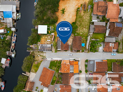 CASA COM 3 QUARTOS NA COSTEIRA, BALNEÁRIO BARRA DO SUL - ESTUDA PERMUTA

Um Lar Acolhedor Espera por Você:
Neste imóvel de 90m², localizado no bairro Costeira em Balneário Barra do Sul, você encontrará um ambiente para a vida em família. Com 3 dormitórios, banheiro, sala de estar e cozinha, cada espaço foi pensado para oferecer conforto e praticidade.

Espaço e Segurança:
A propriedade, com um terreno de 150m², inclui 2 garagens cobertas, garantindo segurança para seus veículos. O imóvel é totalmente murado, proporcionando privacidade e tranquilidade.

Viva Perto da Natureza:
Situada a poucos passos do rio, esta casa oferece a oportunidade única de estar em contato com a natureza, desfrutando de momentos de paz e serenidade, sem abrir mão da conveniência de estar próximo a serviços essenciais.

636 Negócios Imobiliários – Sua Escolha Confiável:
Na 636 Negócios Imobiliários, com mais de 30 anos de experiência no mercado, estamos comprometidos em encontrar o imóvel ideal para você. Para mais informações, entre em contato pelo telefone: (47) 3448-3636 ou WhatsApp: (47) 99190-0636.