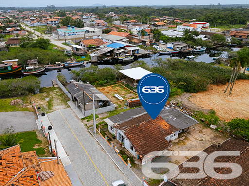 CASA COM 3 QUARTOS NA COSTEIRA, BALNEÁRIO BARRA DO SUL - ESTUDA PERMUTA

Um Lar Acolhedor Espera por Você:
Neste imóvel de 90m², localizado no bairro Costeira em Balneário Barra do Sul, você encontrará um ambiente para a vida em família. Com 3 dormitórios, banheiro, sala de estar e cozinha, cada espaço foi pensado para oferecer conforto e praticidade.

Espaço e Segurança:
A propriedade, com um terreno de 150m², inclui 2 garagens cobertas, garantindo segurança para seus veículos. O imóvel é totalmente murado, proporcionando privacidade e tranquilidade.

Viva Perto da Natureza:
Situada a poucos passos do rio, esta casa oferece a oportunidade única de estar em contato com a natureza, desfrutando de momentos de paz e serenidade, sem abrir mão da conveniência de estar próximo a serviços essenciais.

636 Negócios Imobiliários – Sua Escolha Confiável:
Na 636 Negócios Imobiliários, com mais de 30 anos de experiência no mercado, estamos comprometidos em encontrar o imóvel ideal para você. Para mais informações, entre em contato pelo telefone: (47) 3448-3636 ou WhatsApp: (47) 99190-0636.