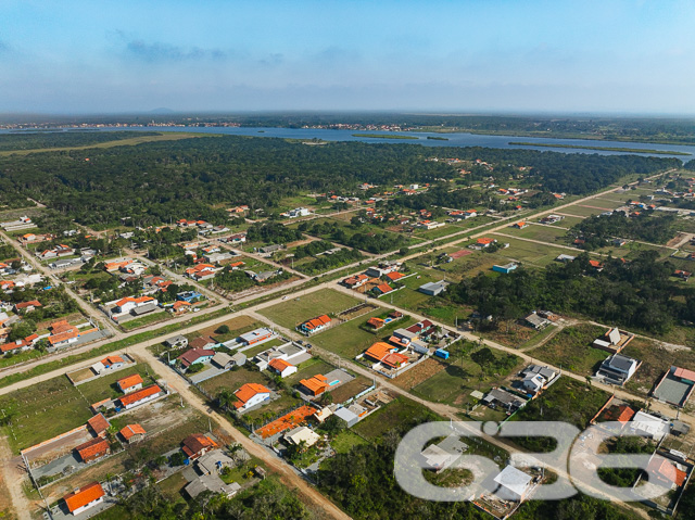 TERRENO AMPLO À VENDA NO ERVINO - SÃO FRANCISCO DO SUL!
Imagine construir a casa ou o empreendimento dos seus sonhos em um terreno amplo de 750m², com dimensões de 25 metros de frente por 30 metros nas laterais. Localizado no bairro Ervino em São Francisco do Sul, este terreno limpo, plano e regular é a tela em branco perfeita para você pintar seu futuro.
O TERRENO DOS SEUS SONHOS:
Este terreno oferece um espaço generoso para você criar a casa que sempre quis. Imagine um jardim exuberante, uma piscina para os dias quentes, e uma área de churrasco para reunir amigos e família. As possibilidades são infinitas!
LOCALIZAÇÃO PRIVILEGIADA:
O bairro Ervino é conhecido por sua tranquilidade e proximidade com a praia. Aqui, você pode desfrutar da beleza natural do litoral catarinense, com fácil acesso a todas as comodidades urbanas.
ESCOLHA A 636 NEGÓCIOS IMOBILIÁRIOS:
Com mais de 30 anos de experiência no mercado imobiliário, a 636 Negócios Imobiliários é sua parceira confiável na busca pelo imóvel ideal. Entre em contato conosco para mais informações e agende sua visita hoje mesmo.
Telefone: (47) 3448-3636
WhatsApp: (47) 99190-0636