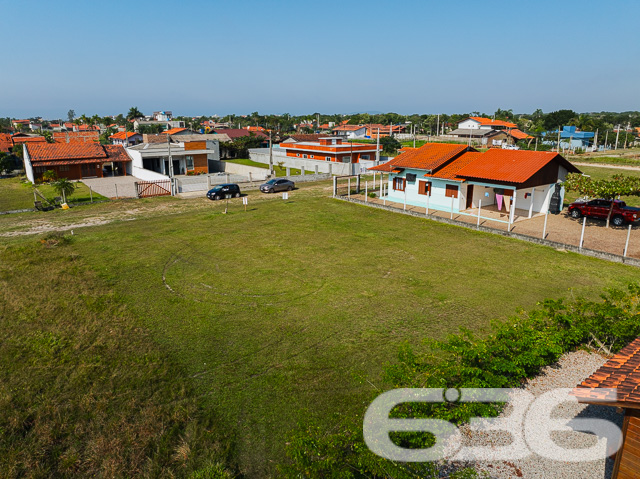 TERRENO AMPLO À VENDA NO ERVINO - SÃO FRANCISCO DO SUL!
Imagine construir a casa ou o empreendimento dos seus sonhos em um terreno amplo de 750m², com dimensões de 25 metros de frente por 30 metros nas laterais. Localizado no bairro Ervino em São Francisco do Sul, este terreno limpo, plano e regular é a tela em branco perfeita para você pintar seu futuro.
O TERRENO DOS SEUS SONHOS:
Este terreno oferece um espaço generoso para você criar a casa que sempre quis. Imagine um jardim exuberante, uma piscina para os dias quentes, e uma área de churrasco para reunir amigos e família. As possibilidades são infinitas!
LOCALIZAÇÃO PRIVILEGIADA:
O bairro Ervino é conhecido por sua tranquilidade e proximidade com a praia. Aqui, você pode desfrutar da beleza natural do litoral catarinense, com fácil acesso a todas as comodidades urbanas.
ESCOLHA A 636 NEGÓCIOS IMOBILIÁRIOS:
Com mais de 30 anos de experiência no mercado imobiliário, a 636 Negócios Imobiliários é sua parceira confiável na busca pelo imóvel ideal. Entre em contato conosco para mais informações e agende sua visita hoje mesmo.
Telefone: (47) 3448-3636
WhatsApp: (47) 99190-0636