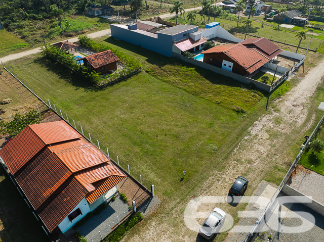 TERRENO AMPLO À VENDA NO ERVINO - SÃO FRANCISCO DO SUL!
Imagine construir a casa ou o empreendimento dos seus sonhos em um terreno amplo de 750m², com dimensões de 25 metros de frente por 30 metros nas laterais. Localizado no bairro Ervino em São Francisco do Sul, este terreno limpo, plano e regular é a tela em branco perfeita para você pintar seu futuro.
O TERRENO DOS SEUS SONHOS:
Este terreno oferece um espaço generoso para você criar a casa que sempre quis. Imagine um jardim exuberante, uma piscina para os dias quentes, e uma área de churrasco para reunir amigos e família. As possibilidades são infinitas!
LOCALIZAÇÃO PRIVILEGIADA:
O bairro Ervino é conhecido por sua tranquilidade e proximidade com a praia. Aqui, você pode desfrutar da beleza natural do litoral catarinense, com fácil acesso a todas as comodidades urbanas.
ESCOLHA A 636 NEGÓCIOS IMOBILIÁRIOS:
Com mais de 30 anos de experiência no mercado imobiliário, a 636 Negócios Imobiliários é sua parceira confiável na busca pelo imóvel ideal. Entre em contato conosco para mais informações e agende sua visita hoje mesmo.
Telefone: (47) 3448-3636
WhatsApp: (47) 99190-0636