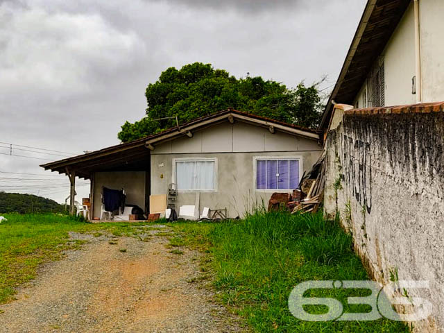 VENDE-SE IMÓVEL COM AMPLO TERRENO NO BAIRRO PROFIPO

Neste terreno de 544m² com aclive suave, encontra-se uma casa de 70m², um convite para transformar espaços e sonhos em realidade.

Espaço e Conforto para Crescer:
A casa atual dispõe de 2 dormitórios, banheiro, sala de estar e jantar integradas, cozinha prática e uma despensa, oferecendo uma base sólida para expansão ou personalização.

Terreno com Visão de Futuro:
O destaque vai para o terreno espaçoso, com aclive suave, perfeito para quem sonha em construir ou ampliar, criando um lar sob medida ou até mesmo um projeto paisagístico único.

Localização Estratégica:
Situado no bairro Profipo, este imóvel está em uma região de crescente valorização, com fácil acesso a serviços e infraestrutura, e o potencial de se tornar um refúgio urbano.

636 Negócios Imobiliários – Tradição que Transmite Confiança:
Com mais de três décadas de atuação, a 636 Negócios Imobiliários se destaca na arte de conectar pessoas a propriedades de valor. Interessado? Contate-nos pelo telefone (47) 3451-0636 ou WhatsApp (47) 99190-0636.