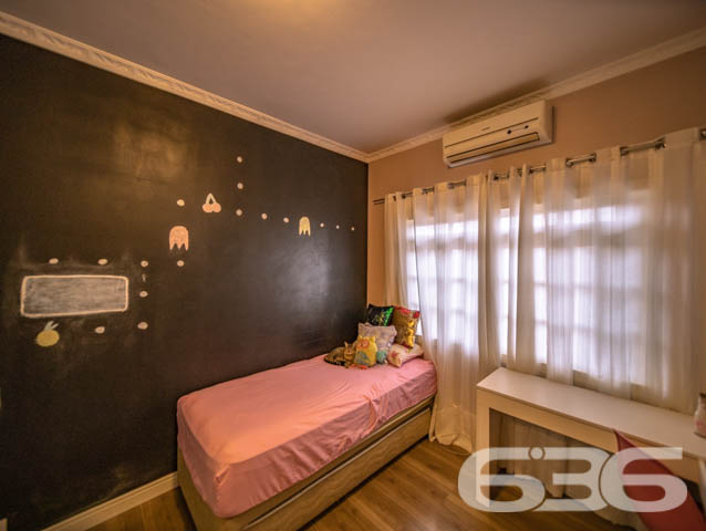 SOBRADO COMERCIAL E RESIDENCIAL NO BAIRRO IRIRIÚ
ESTUDA PERMUTA POR 2 APARTAMENTOS

O imóvel completo é composto por 6 quartos, 2 suítes, 2 salas de estar, 2 cozinhas tradicionais e 2 cozinhas gourmet, home office, 2 sacadas, sendo uma com churrasqueira e 5 banheiros, tudo muito bem edificado em prol do seu bem-estar e conforto.

São 455m² de terreno e 240m² de área construída composta por um sobrado dividido em 2 residências elegantes e aconchegantes, feitas de alvenaria com piso em laminado, teto de laje e telhas romanas. Com uma pintura sofisticada, proporcionando uma atmosfera agradável e acolhedora ao ambiente.

Para sua maior acomodação e conforto o imóvel é muito bem dividido, com sua parte superior moderna com conceito aberto, piso laminado e móveis sob medida, muito bem decorado e amplo. O mesmo é dedicado ao piso inferior, móveis sob medida, repleto de elegância e comodismo, com uma bela churrasqueira inclusa. 

Contém ainda uma maravilhosa área de festas com churrasqueira para aprimorar bem mais sua estadia. E mais 3 vagas de garagem cobertas.

Localizado no bairro Iririú, um dos bairros que mais se desenvolve em Joinville, com ótimas infraestruturas e comodidades. Próximo de serviços e estabelecimentos utilitários, principalmente pra comércios e clinicas medicas, pois se localiza em frente ao hospital regional. 

Agende já sua visita com um de nossos corretores e saiba mais sobre esse vantajoso imóvel. Esperamos por você!!!

ESTUDA PERMUTA POR 2 APARTAMENTOS
Telefone: (47) 3451-0636
WhatsApp: (47) 99190-0636