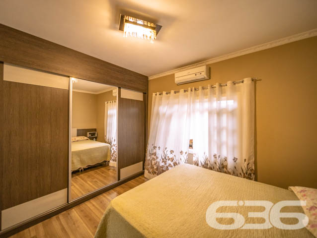 SOBRADO COMERCIAL E RESIDENCIAL NO BAIRRO IRIRIÚ
ESTUDA PERMUTA POR 2 APARTAMENTOS

O imóvel completo é composto por 6 quartos, 2 suítes, 2 salas de estar, 2 cozinhas tradicionais e 2 cozinhas gourmet, home office, 2 sacadas, sendo uma com churrasqueira e 5 banheiros, tudo muito bem edificado em prol do seu bem-estar e conforto.

São 455m² de terreno e 240m² de área construída composta por um sobrado dividido em 2 residências elegantes e aconchegantes, feitas de alvenaria com piso em laminado, teto de laje e telhas romanas. Com uma pintura sofisticada, proporcionando uma atmosfera agradável e acolhedora ao ambiente.

Para sua maior acomodação e conforto o imóvel é muito bem dividido, com sua parte superior moderna com conceito aberto, piso laminado e móveis sob medida, muito bem decorado e amplo. O mesmo é dedicado ao piso inferior, móveis sob medida, repleto de elegância e comodismo, com uma bela churrasqueira inclusa. 

Contém ainda uma maravilhosa área de festas com churrasqueira para aprimorar bem mais sua estadia. E mais 3 vagas de garagem cobertas.

Localizado no bairro Iririú, um dos bairros que mais se desenvolve em Joinville, com ótimas infraestruturas e comodidades. Próximo de serviços e estabelecimentos utilitários, principalmente pra comércios e clinicas medicas, pois se localiza em frente ao hospital regional. 

Agende já sua visita com um de nossos corretores e saiba mais sobre esse vantajoso imóvel. Esperamos por você!!!

ESTUDA PERMUTA POR 2 APARTAMENTOS
Telefone: (47) 3451-0636
WhatsApp: (47) 99190-0636