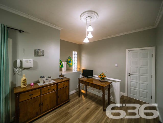 SOBRADO COMERCIAL E RESIDENCIAL NO BAIRRO IRIRIÚ
ESTUDA PERMUTA POR 2 APARTAMENTOS

O imóvel completo é composto por 6 quartos, 2 suítes, 2 salas de estar, 2 cozinhas tradicionais e 2 cozinhas gourmet, home office, 2 sacadas, sendo uma com churrasqueira e 5 banheiros, tudo muito bem edificado em prol do seu bem-estar e conforto.

São 455m² de terreno e 240m² de área construída composta por um sobrado dividido em 2 residências elegantes e aconchegantes, feitas de alvenaria com piso em laminado, teto de laje e telhas romanas. Com uma pintura sofisticada, proporcionando uma atmosfera agradável e acolhedora ao ambiente.

Para sua maior acomodação e conforto o imóvel é muito bem dividido, com sua parte superior moderna com conceito aberto, piso laminado e móveis sob medida, muito bem decorado e amplo. O mesmo é dedicado ao piso inferior, móveis sob medida, repleto de elegância e comodismo, com uma bela churrasqueira inclusa. 

Contém ainda uma maravilhosa área de festas com churrasqueira para aprimorar bem mais sua estadia. E mais 3 vagas de garagem cobertas.

Localizado no bairro Iririú, um dos bairros que mais se desenvolve em Joinville, com ótimas infraestruturas e comodidades. Próximo de serviços e estabelecimentos utilitários, principalmente pra comércios e clinicas medicas, pois se localiza em frente ao hospital regional. 

Agende já sua visita com um de nossos corretores e saiba mais sobre esse vantajoso imóvel. Esperamos por você!!!

ESTUDA PERMUTA POR 2 APARTAMENTOS
Telefone: (47) 3451-0636
WhatsApp: (47) 99190-0636