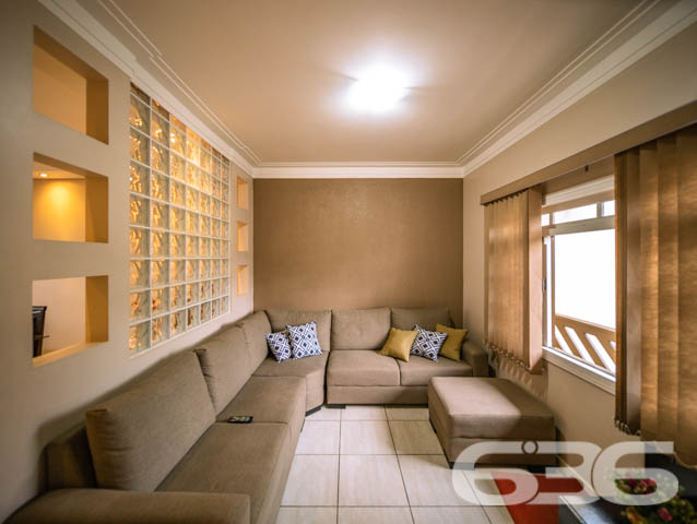 SOBRADO COMERCIAL E RESIDENCIAL NO BAIRRO IRIRIÚ
ESTUDA PERMUTA POR 2 APARTAMENTOS

O imóvel completo é composto por 6 quartos, 2 suítes, 2 salas de estar, 2 cozinhas tradicionais e 2 cozinhas gourmet, home office, 2 sacadas, sendo uma com churrasqueira e 5 banheiros, tudo muito bem edificado em prol do seu bem-estar e conforto.

São 455m² de terreno e 240m² de área construída composta por um sobrado dividido em 2 residências elegantes e aconchegantes, feitas de alvenaria com piso em laminado, teto de laje e telhas romanas. Com uma pintura sofisticada, proporcionando uma atmosfera agradável e acolhedora ao ambiente.

Para sua maior acomodação e conforto o imóvel é muito bem dividido, com sua parte superior moderna com conceito aberto, piso laminado e móveis sob medida, muito bem decorado e amplo. O mesmo é dedicado ao piso inferior, móveis sob medida, repleto de elegância e comodismo, com uma bela churrasqueira inclusa. 

Contém ainda uma maravilhosa área de festas com churrasqueira para aprimorar bem mais sua estadia. E mais 3 vagas de garagem cobertas.

Localizado no bairro Iririú, um dos bairros que mais se desenvolve em Joinville, com ótimas infraestruturas e comodidades. Próximo de serviços e estabelecimentos utilitários, principalmente pra comércios e clinicas medicas, pois se localiza em frente ao hospital regional. 

Agende já sua visita com um de nossos corretores e saiba mais sobre esse vantajoso imóvel. Esperamos por você!!!

ESTUDA PERMUTA POR 2 APARTAMENTOS
Telefone: (47) 3451-0636
WhatsApp: (47) 99190-0636