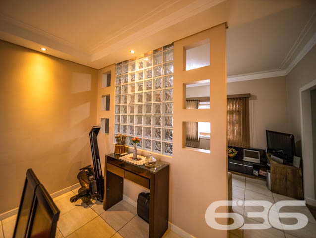 SOBRADO COMERCIAL E RESIDENCIAL NO BAIRRO IRIRIÚ
ESTUDA PERMUTA POR 2 APARTAMENTOS

O imóvel completo é composto por 6 quartos, 2 suítes, 2 salas de estar, 2 cozinhas tradicionais e 2 cozinhas gourmet, home office, 2 sacadas, sendo uma com churrasqueira e 5 banheiros, tudo muito bem edificado em prol do seu bem-estar e conforto.

São 455m² de terreno e 240m² de área construída composta por um sobrado dividido em 2 residências elegantes e aconchegantes, feitas de alvenaria com piso em laminado, teto de laje e telhas romanas. Com uma pintura sofisticada, proporcionando uma atmosfera agradável e acolhedora ao ambiente.

Para sua maior acomodação e conforto o imóvel é muito bem dividido, com sua parte superior moderna com conceito aberto, piso laminado e móveis sob medida, muito bem decorado e amplo. O mesmo é dedicado ao piso inferior, móveis sob medida, repleto de elegância e comodismo, com uma bela churrasqueira inclusa. 

Contém ainda uma maravilhosa área de festas com churrasqueira para aprimorar bem mais sua estadia. E mais 3 vagas de garagem cobertas.

Localizado no bairro Iririú, um dos bairros que mais se desenvolve em Joinville, com ótimas infraestruturas e comodidades. Próximo de serviços e estabelecimentos utilitários, principalmente pra comércios e clinicas medicas, pois se localiza em frente ao hospital regional. 

Agende já sua visita com um de nossos corretores e saiba mais sobre esse vantajoso imóvel. Esperamos por você!!!

ESTUDA PERMUTA POR 2 APARTAMENTOS
Telefone: (47) 3451-0636
WhatsApp: (47) 99190-0636