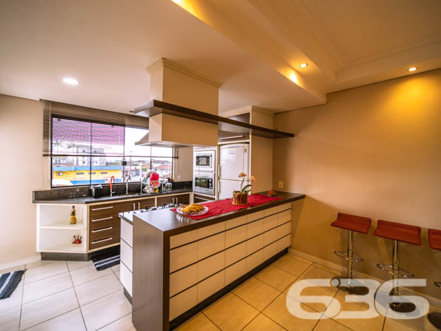 SOBRADO COMERCIAL E RESIDENCIAL NO BAIRRO IRIRIÚ
ESTUDA PERMUTA POR 2 APARTAMENTOS

O imóvel completo é composto por 6 quartos, 2 suítes, 2 salas de estar, 2 cozinhas tradicionais e 2 cozinhas gourmet, home office, 2 sacadas, sendo uma com churrasqueira e 5 banheiros, tudo muito bem edificado em prol do seu bem-estar e conforto.

São 455m² de terreno e 240m² de área construída composta por um sobrado dividido em 2 residências elegantes e aconchegantes, feitas de alvenaria com piso em laminado, teto de laje e telhas romanas. Com uma pintura sofisticada, proporcionando uma atmosfera agradável e acolhedora ao ambiente.

Para sua maior acomodação e conforto o imóvel é muito bem dividido, com sua parte superior moderna com conceito aberto, piso laminado e móveis sob medida, muito bem decorado e amplo. O mesmo é dedicado ao piso inferior, móveis sob medida, repleto de elegância e comodismo, com uma bela churrasqueira inclusa. 

Contém ainda uma maravilhosa área de festas com churrasqueira para aprimorar bem mais sua estadia. E mais 3 vagas de garagem cobertas.

Localizado no bairro Iririú, um dos bairros que mais se desenvolve em Joinville, com ótimas infraestruturas e comodidades. Próximo de serviços e estabelecimentos utilitários, principalmente pra comércios e clinicas medicas, pois se localiza em frente ao hospital regional. 

Agende já sua visita com um de nossos corretores e saiba mais sobre esse vantajoso imóvel. Esperamos por você!!!

ESTUDA PERMUTA POR 2 APARTAMENTOS
Telefone: (47) 3451-0636
WhatsApp: (47) 99190-0636