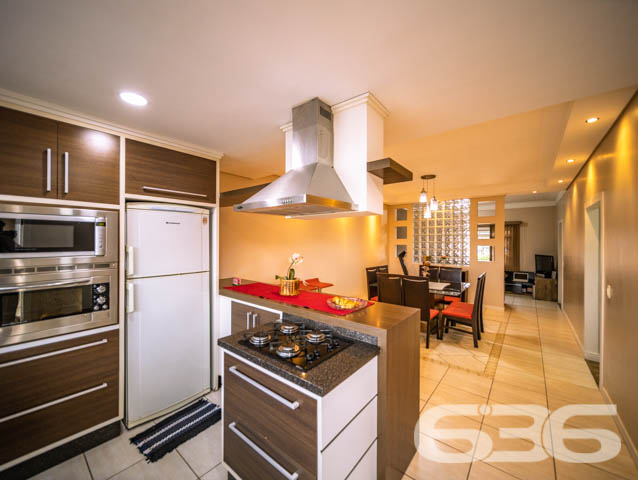 SOBRADO COMERCIAL E RESIDENCIAL NO BAIRRO IRIRIÚ
ESTUDA PERMUTA POR 2 APARTAMENTOS

O imóvel completo é composto por 6 quartos, 2 suítes, 2 salas de estar, 2 cozinhas tradicionais e 2 cozinhas gourmet, home office, 2 sacadas, sendo uma com churrasqueira e 5 banheiros, tudo muito bem edificado em prol do seu bem-estar e conforto.

São 455m² de terreno e 240m² de área construída composta por um sobrado dividido em 2 residências elegantes e aconchegantes, feitas de alvenaria com piso em laminado, teto de laje e telhas romanas. Com uma pintura sofisticada, proporcionando uma atmosfera agradável e acolhedora ao ambiente.

Para sua maior acomodação e conforto o imóvel é muito bem dividido, com sua parte superior moderna com conceito aberto, piso laminado e móveis sob medida, muito bem decorado e amplo. O mesmo é dedicado ao piso inferior, móveis sob medida, repleto de elegância e comodismo, com uma bela churrasqueira inclusa. 

Contém ainda uma maravilhosa área de festas com churrasqueira para aprimorar bem mais sua estadia. E mais 3 vagas de garagem cobertas.

Localizado no bairro Iririú, um dos bairros que mais se desenvolve em Joinville, com ótimas infraestruturas e comodidades. Próximo de serviços e estabelecimentos utilitários, principalmente pra comércios e clinicas medicas, pois se localiza em frente ao hospital regional. 

Agende já sua visita com um de nossos corretores e saiba mais sobre esse vantajoso imóvel. Esperamos por você!!!

ESTUDA PERMUTA POR 2 APARTAMENTOS
Telefone: (47) 3451-0636
WhatsApp: (47) 99190-0636