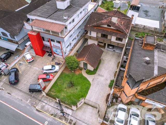 SOBRADO COMERCIAL E RESIDENCIAL NO BAIRRO IRIRIÚ
ESTUDA PERMUTA POR 2 APARTAMENTOS

O imóvel completo é composto por 6 quartos, 2 suítes, 2 salas de estar, 2 cozinhas tradicionais e 2 cozinhas gourmet, home office, 2 sacadas, sendo uma com churrasqueira e 5 banheiros, tudo muito bem edificado em prol do seu bem-estar e conforto.

São 455m² de terreno e 240m² de área construída composta por um sobrado dividido em 2 residências elegantes e aconchegantes, feitas de alvenaria com piso em laminado, teto de laje e telhas romanas. Com uma pintura sofisticada, proporcionando uma atmosfera agradável e acolhedora ao ambiente.

Para sua maior acomodação e conforto o imóvel é muito bem dividido, com sua parte superior moderna com conceito aberto, piso laminado e móveis sob medida, muito bem decorado e amplo. O mesmo é dedicado ao piso inferior, móveis sob medida, repleto de elegância e comodismo, com uma bela churrasqueira inclusa. 

Contém ainda uma maravilhosa área de festas com churrasqueira para aprimorar bem mais sua estadia. E mais 3 vagas de garagem cobertas.

Localizado no bairro Iririú, um dos bairros que mais se desenvolve em Joinville, com ótimas infraestruturas e comodidades. Próximo de serviços e estabelecimentos utilitários, principalmente pra comércios e clinicas medicas, pois se localiza em frente ao hospital regional. 

Agende já sua visita com um de nossos corretores e saiba mais sobre esse vantajoso imóvel. Esperamos por você!!!

ESTUDA PERMUTA POR 2 APARTAMENTOS
Telefone: (47) 3451-0636
WhatsApp: (47) 99190-0636