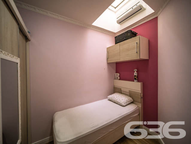 SOBRADO COMERCIAL E RESIDENCIAL NO BAIRRO IRIRIÚ
ESTUDA PERMUTA POR 2 APARTAMENTOS

O imóvel completo é composto por 6 quartos, 2 suítes, 2 salas de estar, 2 cozinhas tradicionais e 2 cozinhas gourmet, home office, 2 sacadas, sendo uma com churrasqueira e 5 banheiros, tudo muito bem edificado em prol do seu bem-estar e conforto.

São 455m² de terreno e 240m² de área construída composta por um sobrado dividido em 2 residências elegantes e aconchegantes, feitas de alvenaria com piso em laminado, teto de laje e telhas romanas. Com uma pintura sofisticada, proporcionando uma atmosfera agradável e acolhedora ao ambiente.

Para sua maior acomodação e conforto o imóvel é muito bem dividido, com sua parte superior moderna com conceito aberto, piso laminado e móveis sob medida, muito bem decorado e amplo. O mesmo é dedicado ao piso inferior, móveis sob medida, repleto de elegância e comodismo, com uma bela churrasqueira inclusa. 

Contém ainda uma maravilhosa área de festas com churrasqueira para aprimorar bem mais sua estadia. E mais 3 vagas de garagem cobertas.

Localizado no bairro Iririú, um dos bairros que mais se desenvolve em Joinville, com ótimas infraestruturas e comodidades. Próximo de serviços e estabelecimentos utilitários, principalmente pra comércios e clinicas medicas, pois se localiza em frente ao hospital regional. 

Agende já sua visita com um de nossos corretores e saiba mais sobre esse vantajoso imóvel. Esperamos por você!!!

ESTUDA PERMUTA POR 2 APARTAMENTOS
Telefone: (47) 3451-0636
WhatsApp: (47) 99190-0636