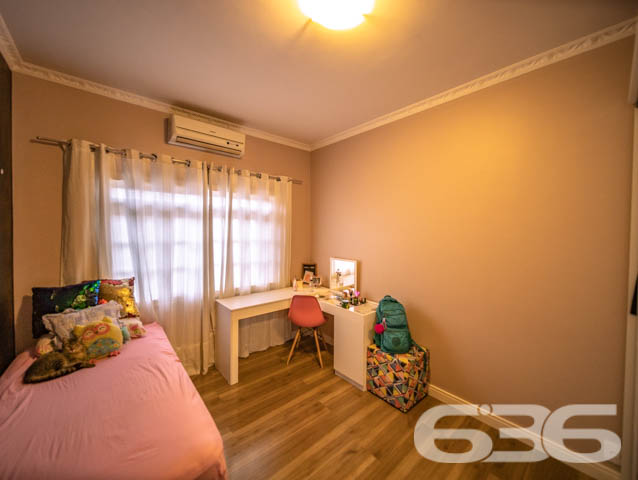 SOBRADO COMERCIAL E RESIDENCIAL NO BAIRRO IRIRIÚ
ESTUDA PERMUTA POR 2 APARTAMENTOS

O imóvel completo é composto por 6 quartos, 2 suítes, 2 salas de estar, 2 cozinhas tradicionais e 2 cozinhas gourmet, home office, 2 sacadas, sendo uma com churrasqueira e 5 banheiros, tudo muito bem edificado em prol do seu bem-estar e conforto.

São 455m² de terreno e 240m² de área construída composta por um sobrado dividido em 2 residências elegantes e aconchegantes, feitas de alvenaria com piso em laminado, teto de laje e telhas romanas. Com uma pintura sofisticada, proporcionando uma atmosfera agradável e acolhedora ao ambiente.

Para sua maior acomodação e conforto o imóvel é muito bem dividido, com sua parte superior moderna com conceito aberto, piso laminado e móveis sob medida, muito bem decorado e amplo. O mesmo é dedicado ao piso inferior, móveis sob medida, repleto de elegância e comodismo, com uma bela churrasqueira inclusa. 

Contém ainda uma maravilhosa área de festas com churrasqueira para aprimorar bem mais sua estadia. E mais 3 vagas de garagem cobertas.

Localizado no bairro Iririú, um dos bairros que mais se desenvolve em Joinville, com ótimas infraestruturas e comodidades. Próximo de serviços e estabelecimentos utilitários, principalmente pra comércios e clinicas medicas, pois se localiza em frente ao hospital regional. 

Agende já sua visita com um de nossos corretores e saiba mais sobre esse vantajoso imóvel. Esperamos por você!!!

ESTUDA PERMUTA POR 2 APARTAMENTOS
Telefone: (47) 3451-0636
WhatsApp: (47) 99190-0636