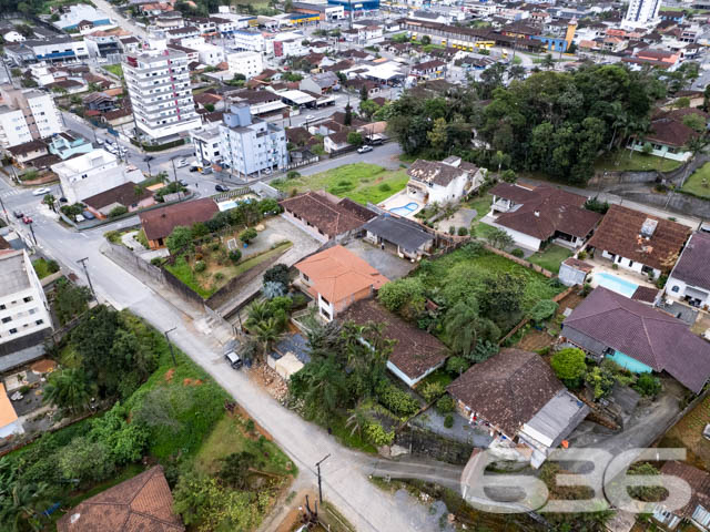 ÓTIMO TERRENO NO BAIRRO IRIRIÚ EM JOINVILLE - ESTUDA PERMUTA
São 849m² de terreno, sendo 20m de frente e 42m de lados em boas condições, limpo e pronto para obras. Perfeito para você que procura por um cantinho para começar aquela tão sonhada construção.
Com excelente localização no bairro Iririú, um dos bairros que mais crescem e se desenvolvem em Joinville, próximo de estabelecimentos e comércios que facilitam seu dia a dia, bem perto do terminal de ônibus, com fácil acesso aos bairros da região e a poucos minutos do centro.
Uma ótima oportunidade de você adquirir um espaço na maior cidade de Santa Catarina.
Agende sua visita com um de nossos corretores e saiba mais sobre esse vantajoso investimento.
Esperamos por você!!!
Fale conosco:
IMOBILIÁRIA 636.
Telefone: (47) 3451-0636
WhatsApp: (47) 99190-0636