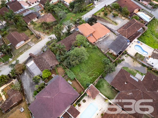 ÓTIMO TERRENO NO BAIRRO IRIRIÚ EM JOINVILLE - ESTUDA PERMUTA
São 849m² de terreno, sendo 20m de frente e 42m de lados em boas condições, limpo e pronto para obras. Perfeito para você que procura por um cantinho para começar aquela tão sonhada construção.
Com excelente localização no bairro Iririú, um dos bairros que mais crescem e se desenvolvem em Joinville, próximo de estabelecimentos e comércios que facilitam seu dia a dia, bem perto do terminal de ônibus, com fácil acesso aos bairros da região e a poucos minutos do centro.
Uma ótima oportunidade de você adquirir um espaço na maior cidade de Santa Catarina.
Agende sua visita com um de nossos corretores e saiba mais sobre esse vantajoso investimento.
Esperamos por você!!!
Fale conosco:
IMOBILIÁRIA 636.
Telefone: (47) 3451-0636
WhatsApp: (47) 99190-0636