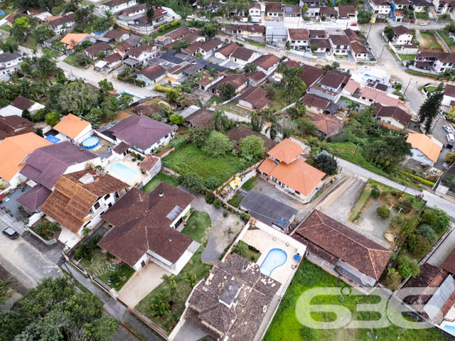 ÓTIMO TERRENO NO BAIRRO IRIRIÚ EM JOINVILLE - ESTUDA PERMUTA
São 849m² de terreno, sendo 20m de frente e 42m de lados em boas condições, limpo e pronto para obras. Perfeito para você que procura por um cantinho para começar aquela tão sonhada construção.
Com excelente localização no bairro Iririú, um dos bairros que mais crescem e se desenvolvem em Joinville, próximo de estabelecimentos e comércios que facilitam seu dia a dia, bem perto do terminal de ônibus, com fácil acesso aos bairros da região e a poucos minutos do centro.
Uma ótima oportunidade de você adquirir um espaço na maior cidade de Santa Catarina.
Agende sua visita com um de nossos corretores e saiba mais sobre esse vantajoso investimento.
Esperamos por você!!!
Fale conosco:
IMOBILIÁRIA 636.
Telefone: (47) 3451-0636
WhatsApp: (47) 99190-0636