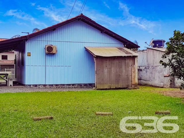 CASA COM 3 QUARTOS, EM ARAQUARI, SANTA CATARINA

São 480m² de terreno e 70m² de área construída de uma charmosa e aconchegante residência, com uma pintura moderna e reluzente que destaca bem as estruturas do local, proporcionando uma atmosfera harmoniosa e agradável no ambiente. Construída de base mista com piso em cerâmica, teto de PVC e telhas romanas.

Sua composição interna dispõe de 3 quartos aconchegantes, sala, copa e cozinha acopladas, churrasqueira, área de serviço e banheiro. Tudo muito bem edificado em prol da sua melhor estadia e bem-estar.

Dispondo de um amplo espaço de garagem, com capacidade para 5 carros, sendo 2 vagas de garagem cobertas com portão eletrônico. 

Terreno em ótimas condições, contendo um exuberante jardim com árvores ao redor e muito próximo da ponte pênsil da lagoa da Barra do Itapocu, com saída para duas ruas, perfeito para você que procura se estabelecer em um lugar que esteja em contato com a natureza.

Localizado no bairro Barra do Itapocu, em Araquari, distrito de Joinville, com excelentes infraestruturas e em constante desenvolvimento distrital, com ótimas comodidades e inúmeras opções de lazer. Com fácil acesso às principais vias e cidades das regiões, há cerca de 47 km do centro de Joinville.

Agende já sua visita e saiba mais sobre esse vantajoso e auspicioso imóvel.
Esperamos por você!!!

Fale conosco:
IMOBILIÁRIA 636.
Telefone: (47) 3448-3636
WhatsApp: (47) 99190-0636