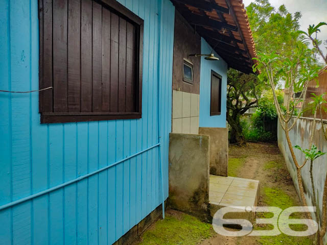 CASA COM 3 QUARTOS, EM ARAQUARI, SANTA CATARINA

São 480m² de terreno e 70m² de área construída de uma charmosa e aconchegante residência, com uma pintura moderna e reluzente que destaca bem as estruturas do local, proporcionando uma atmosfera harmoniosa e agradável no ambiente. Construída de base mista com piso em cerâmica, teto de PVC e telhas romanas.

Sua composição interna dispõe de 3 quartos aconchegantes, sala, copa e cozinha acopladas, churrasqueira, área de serviço e banheiro. Tudo muito bem edificado em prol da sua melhor estadia e bem-estar.

Dispondo de um amplo espaço de garagem, com capacidade para 5 carros, sendo 2 vagas de garagem cobertas com portão eletrônico. 

Terreno em ótimas condições, contendo um exuberante jardim com árvores ao redor e muito próximo da ponte pênsil da lagoa da Barra do Itapocu, com saída para duas ruas, perfeito para você que procura se estabelecer em um lugar que esteja em contato com a natureza.

Localizado no bairro Barra do Itapocu, em Araquari, distrito de Joinville, com excelentes infraestruturas e em constante desenvolvimento distrital, com ótimas comodidades e inúmeras opções de lazer. Com fácil acesso às principais vias e cidades das regiões, há cerca de 47 km do centro de Joinville.

Agende já sua visita e saiba mais sobre esse vantajoso e auspicioso imóvel.
Esperamos por você!!!

Fale conosco:
IMOBILIÁRIA 636.
Telefone: (47) 3448-3636
WhatsApp: (47) 99190-0636