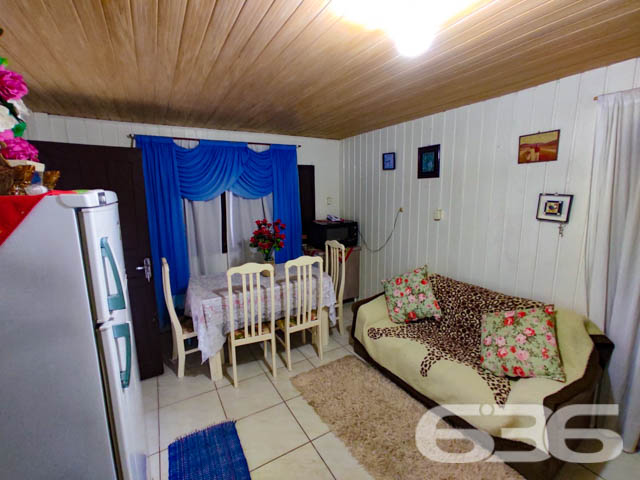 CASA COM 3 QUARTOS, EM ARAQUARI, SANTA CATARINA

São 480m² de terreno e 70m² de área construída de uma charmosa e aconchegante residência, com uma pintura moderna e reluzente que destaca bem as estruturas do local, proporcionando uma atmosfera harmoniosa e agradável no ambiente. Construída de base mista com piso em cerâmica, teto de PVC e telhas romanas.

Sua composição interna dispõe de 3 quartos aconchegantes, sala, copa e cozinha acopladas, churrasqueira, área de serviço e banheiro. Tudo muito bem edificado em prol da sua melhor estadia e bem-estar.

Dispondo de um amplo espaço de garagem, com capacidade para 5 carros, sendo 2 vagas de garagem cobertas com portão eletrônico. 

Terreno em ótimas condições, contendo um exuberante jardim com árvores ao redor e muito próximo da ponte pênsil da lagoa da Barra do Itapocu, com saída para duas ruas, perfeito para você que procura se estabelecer em um lugar que esteja em contato com a natureza.

Localizado no bairro Barra do Itapocu, em Araquari, distrito de Joinville, com excelentes infraestruturas e em constante desenvolvimento distrital, com ótimas comodidades e inúmeras opções de lazer. Com fácil acesso às principais vias e cidades das regiões, há cerca de 47 km do centro de Joinville.

Agende já sua visita e saiba mais sobre esse vantajoso e auspicioso imóvel.
Esperamos por você!!!

Fale conosco:
IMOBILIÁRIA 636.
Telefone: (47) 3448-3636
WhatsApp: (47) 99190-0636
