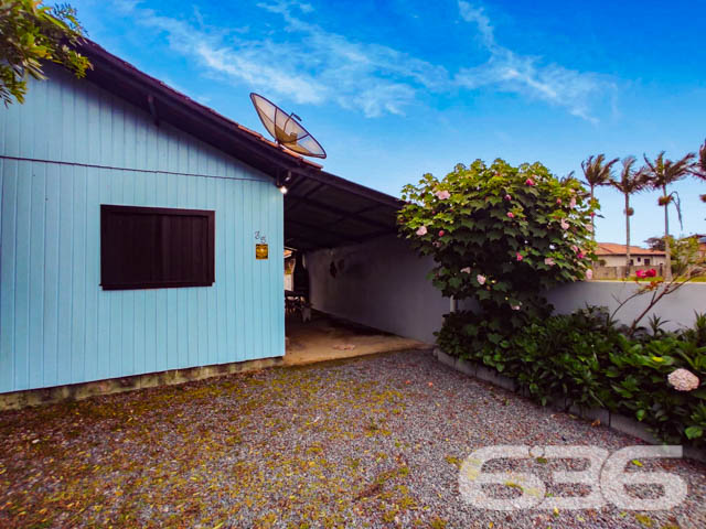 CASA COM 3 QUARTOS, EM ARAQUARI, SANTA CATARINA

São 480m² de terreno e 70m² de área construída de uma charmosa e aconchegante residência, com uma pintura moderna e reluzente que destaca bem as estruturas do local, proporcionando uma atmosfera harmoniosa e agradável no ambiente. Construída de base mista com piso em cerâmica, teto de PVC e telhas romanas.

Sua composição interna dispõe de 3 quartos aconchegantes, sala, copa e cozinha acopladas, churrasqueira, área de serviço e banheiro. Tudo muito bem edificado em prol da sua melhor estadia e bem-estar.

Dispondo de um amplo espaço de garagem, com capacidade para 5 carros, sendo 2 vagas de garagem cobertas com portão eletrônico. 

Terreno em ótimas condições, contendo um exuberante jardim com árvores ao redor e muito próximo da ponte pênsil da lagoa da Barra do Itapocu, com saída para duas ruas, perfeito para você que procura se estabelecer em um lugar que esteja em contato com a natureza.

Localizado no bairro Barra do Itapocu, em Araquari, distrito de Joinville, com excelentes infraestruturas e em constante desenvolvimento distrital, com ótimas comodidades e inúmeras opções de lazer. Com fácil acesso às principais vias e cidades das regiões, há cerca de 47 km do centro de Joinville.

Agende já sua visita e saiba mais sobre esse vantajoso e auspicioso imóvel.
Esperamos por você!!!

Fale conosco:
IMOBILIÁRIA 636.
Telefone: (47) 3448-3636
WhatsApp: (47) 99190-0636
