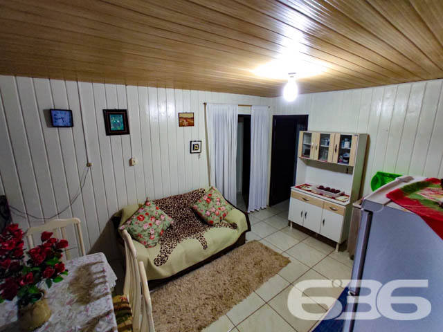 CASA COM 3 QUARTOS, EM ARAQUARI, SANTA CATARINA

São 480m² de terreno e 70m² de área construída de uma charmosa e aconchegante residência, com uma pintura moderna e reluzente que destaca bem as estruturas do local, proporcionando uma atmosfera harmoniosa e agradável no ambiente. Construída de base mista com piso em cerâmica, teto de PVC e telhas romanas.

Sua composição interna dispõe de 3 quartos aconchegantes, sala, copa e cozinha acopladas, churrasqueira, área de serviço e banheiro. Tudo muito bem edificado em prol da sua melhor estadia e bem-estar.

Dispondo de um amplo espaço de garagem, com capacidade para 5 carros, sendo 2 vagas de garagem cobertas com portão eletrônico. 

Terreno em ótimas condições, contendo um exuberante jardim com árvores ao redor e muito próximo da ponte pênsil da lagoa da Barra do Itapocu, com saída para duas ruas, perfeito para você que procura se estabelecer em um lugar que esteja em contato com a natureza.

Localizado no bairro Barra do Itapocu, em Araquari, distrito de Joinville, com excelentes infraestruturas e em constante desenvolvimento distrital, com ótimas comodidades e inúmeras opções de lazer. Com fácil acesso às principais vias e cidades das regiões, há cerca de 47 km do centro de Joinville.

Agende já sua visita e saiba mais sobre esse vantajoso e auspicioso imóvel.
Esperamos por você!!!

Fale conosco:
IMOBILIÁRIA 636.
Telefone: (47) 3448-3636
WhatsApp: (47) 99190-0636