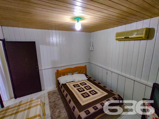 CASA COM 3 QUARTOS, EM ARAQUARI, SANTA CATARINA

São 480m² de terreno e 70m² de área construída de uma charmosa e aconchegante residência, com uma pintura moderna e reluzente que destaca bem as estruturas do local, proporcionando uma atmosfera harmoniosa e agradável no ambiente. Construída de base mista com piso em cerâmica, teto de PVC e telhas romanas.

Sua composição interna dispõe de 3 quartos aconchegantes, sala, copa e cozinha acopladas, churrasqueira, área de serviço e banheiro. Tudo muito bem edificado em prol da sua melhor estadia e bem-estar.

Dispondo de um amplo espaço de garagem, com capacidade para 5 carros, sendo 2 vagas de garagem cobertas com portão eletrônico. 

Terreno em ótimas condições, contendo um exuberante jardim com árvores ao redor e muito próximo da ponte pênsil da lagoa da Barra do Itapocu, com saída para duas ruas, perfeito para você que procura se estabelecer em um lugar que esteja em contato com a natureza.

Localizado no bairro Barra do Itapocu, em Araquari, distrito de Joinville, com excelentes infraestruturas e em constante desenvolvimento distrital, com ótimas comodidades e inúmeras opções de lazer. Com fácil acesso às principais vias e cidades das regiões, há cerca de 47 km do centro de Joinville.

Agende já sua visita e saiba mais sobre esse vantajoso e auspicioso imóvel.
Esperamos por você!!!

Fale conosco:
IMOBILIÁRIA 636.
Telefone: (47) 3448-3636
WhatsApp: (47) 99190-0636