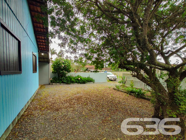 CASA COM 3 QUARTOS, EM ARAQUARI, SANTA CATARINA

São 480m² de terreno e 70m² de área construída de uma charmosa e aconchegante residência, com uma pintura moderna e reluzente que destaca bem as estruturas do local, proporcionando uma atmosfera harmoniosa e agradável no ambiente. Construída de base mista com piso em cerâmica, teto de PVC e telhas romanas.

Sua composição interna dispõe de 3 quartos aconchegantes, sala, copa e cozinha acopladas, churrasqueira, área de serviço e banheiro. Tudo muito bem edificado em prol da sua melhor estadia e bem-estar.

Dispondo de um amplo espaço de garagem, com capacidade para 5 carros, sendo 2 vagas de garagem cobertas com portão eletrônico. 

Terreno em ótimas condições, contendo um exuberante jardim com árvores ao redor e muito próximo da ponte pênsil da lagoa da Barra do Itapocu, com saída para duas ruas, perfeito para você que procura se estabelecer em um lugar que esteja em contato com a natureza.

Localizado no bairro Barra do Itapocu, em Araquari, distrito de Joinville, com excelentes infraestruturas e em constante desenvolvimento distrital, com ótimas comodidades e inúmeras opções de lazer. Com fácil acesso às principais vias e cidades das regiões, há cerca de 47 km do centro de Joinville.

Agende já sua visita e saiba mais sobre esse vantajoso e auspicioso imóvel.
Esperamos por você!!!

Fale conosco:
IMOBILIÁRIA 636.
Telefone: (47) 3448-3636
WhatsApp: (47) 99190-0636