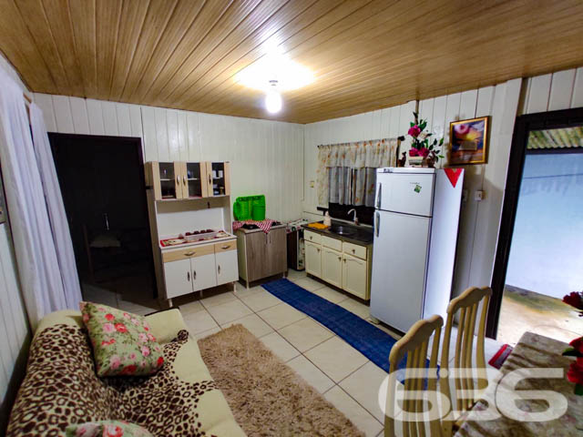 CASA COM 3 QUARTOS, EM ARAQUARI, SANTA CATARINA

São 480m² de terreno e 70m² de área construída de uma charmosa e aconchegante residência, com uma pintura moderna e reluzente que destaca bem as estruturas do local, proporcionando uma atmosfera harmoniosa e agradável no ambiente. Construída de base mista com piso em cerâmica, teto de PVC e telhas romanas.

Sua composição interna dispõe de 3 quartos aconchegantes, sala, copa e cozinha acopladas, churrasqueira, área de serviço e banheiro. Tudo muito bem edificado em prol da sua melhor estadia e bem-estar.

Dispondo de um amplo espaço de garagem, com capacidade para 5 carros, sendo 2 vagas de garagem cobertas com portão eletrônico. 

Terreno em ótimas condições, contendo um exuberante jardim com árvores ao redor e muito próximo da ponte pênsil da lagoa da Barra do Itapocu, com saída para duas ruas, perfeito para você que procura se estabelecer em um lugar que esteja em contato com a natureza.

Localizado no bairro Barra do Itapocu, em Araquari, distrito de Joinville, com excelentes infraestruturas e em constante desenvolvimento distrital, com ótimas comodidades e inúmeras opções de lazer. Com fácil acesso às principais vias e cidades das regiões, há cerca de 47 km do centro de Joinville.

Agende já sua visita e saiba mais sobre esse vantajoso e auspicioso imóvel.
Esperamos por você!!!

Fale conosco:
IMOBILIÁRIA 636.
Telefone: (47) 3448-3636
WhatsApp: (47) 99190-0636