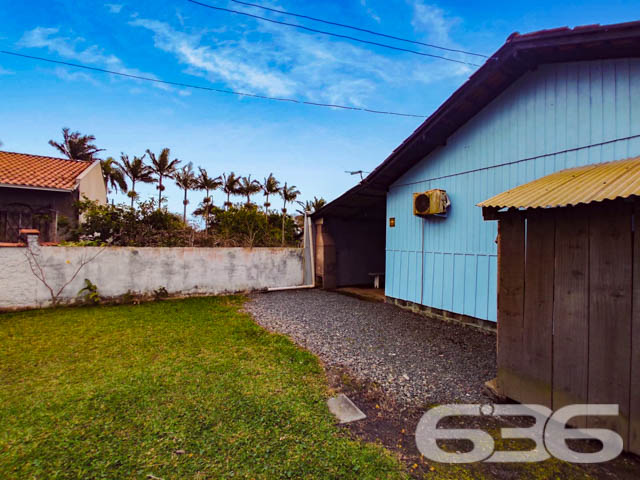CASA COM 3 QUARTOS, EM ARAQUARI, SANTA CATARINA

São 480m² de terreno e 70m² de área construída de uma charmosa e aconchegante residência, com uma pintura moderna e reluzente que destaca bem as estruturas do local, proporcionando uma atmosfera harmoniosa e agradável no ambiente. Construída de base mista com piso em cerâmica, teto de PVC e telhas romanas.

Sua composição interna dispõe de 3 quartos aconchegantes, sala, copa e cozinha acopladas, churrasqueira, área de serviço e banheiro. Tudo muito bem edificado em prol da sua melhor estadia e bem-estar.

Dispondo de um amplo espaço de garagem, com capacidade para 5 carros, sendo 2 vagas de garagem cobertas com portão eletrônico. 

Terreno em ótimas condições, contendo um exuberante jardim com árvores ao redor e muito próximo da ponte pênsil da lagoa da Barra do Itapocu, com saída para duas ruas, perfeito para você que procura se estabelecer em um lugar que esteja em contato com a natureza.

Localizado no bairro Barra do Itapocu, em Araquari, distrito de Joinville, com excelentes infraestruturas e em constante desenvolvimento distrital, com ótimas comodidades e inúmeras opções de lazer. Com fácil acesso às principais vias e cidades das regiões, há cerca de 47 km do centro de Joinville.

Agende já sua visita e saiba mais sobre esse vantajoso e auspicioso imóvel.
Esperamos por você!!!

Fale conosco:
IMOBILIÁRIA 636.
Telefone: (47) 3448-3636
WhatsApp: (47) 99190-0636