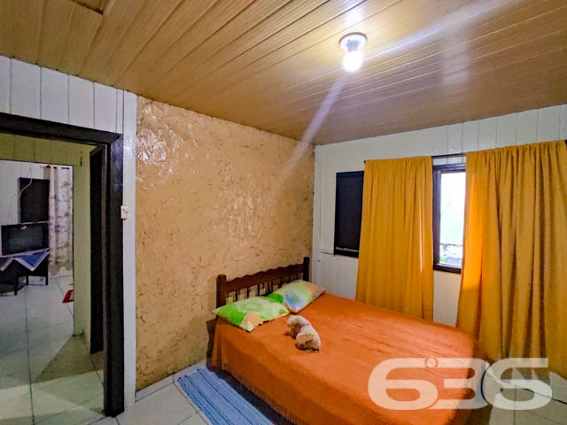 CASA COM 3 QUARTOS, EM ARAQUARI, SANTA CATARINA

São 480m² de terreno e 70m² de área construída de uma charmosa e aconchegante residência, com uma pintura moderna e reluzente que destaca bem as estruturas do local, proporcionando uma atmosfera harmoniosa e agradável no ambiente. Construída de base mista com piso em cerâmica, teto de PVC e telhas romanas.

Sua composição interna dispõe de 3 quartos aconchegantes, sala, copa e cozinha acopladas, churrasqueira, área de serviço e banheiro. Tudo muito bem edificado em prol da sua melhor estadia e bem-estar.

Dispondo de um amplo espaço de garagem, com capacidade para 5 carros, sendo 2 vagas de garagem cobertas com portão eletrônico. 

Terreno em ótimas condições, contendo um exuberante jardim com árvores ao redor e muito próximo da ponte pênsil da lagoa da Barra do Itapocu, com saída para duas ruas, perfeito para você que procura se estabelecer em um lugar que esteja em contato com a natureza.

Localizado no bairro Barra do Itapocu, em Araquari, distrito de Joinville, com excelentes infraestruturas e em constante desenvolvimento distrital, com ótimas comodidades e inúmeras opções de lazer. Com fácil acesso às principais vias e cidades das regiões, há cerca de 47 km do centro de Joinville.

Agende já sua visita e saiba mais sobre esse vantajoso e auspicioso imóvel.
Esperamos por você!!!

Fale conosco:
IMOBILIÁRIA 636.
Telefone: (47) 3448-3636
WhatsApp: (47) 99190-0636