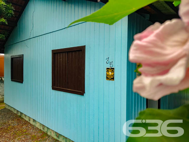 CASA COM 3 QUARTOS, EM ARAQUARI, SANTA CATARINA

São 480m² de terreno e 70m² de área construída de uma charmosa e aconchegante residência, com uma pintura moderna e reluzente que destaca bem as estruturas do local, proporcionando uma atmosfera harmoniosa e agradável no ambiente. Construída de base mista com piso em cerâmica, teto de PVC e telhas romanas.

Sua composição interna dispõe de 3 quartos aconchegantes, sala, copa e cozinha acopladas, churrasqueira, área de serviço e banheiro. Tudo muito bem edificado em prol da sua melhor estadia e bem-estar.

Dispondo de um amplo espaço de garagem, com capacidade para 5 carros, sendo 2 vagas de garagem cobertas com portão eletrônico. 

Terreno em ótimas condições, contendo um exuberante jardim com árvores ao redor e muito próximo da ponte pênsil da lagoa da Barra do Itapocu, com saída para duas ruas, perfeito para você que procura se estabelecer em um lugar que esteja em contato com a natureza.

Localizado no bairro Barra do Itapocu, em Araquari, distrito de Joinville, com excelentes infraestruturas e em constante desenvolvimento distrital, com ótimas comodidades e inúmeras opções de lazer. Com fácil acesso às principais vias e cidades das regiões, há cerca de 47 km do centro de Joinville.

Agende já sua visita e saiba mais sobre esse vantajoso e auspicioso imóvel.
Esperamos por você!!!

Fale conosco:
IMOBILIÁRIA 636.
Telefone: (47) 3448-3636
WhatsApp: (47) 99190-0636