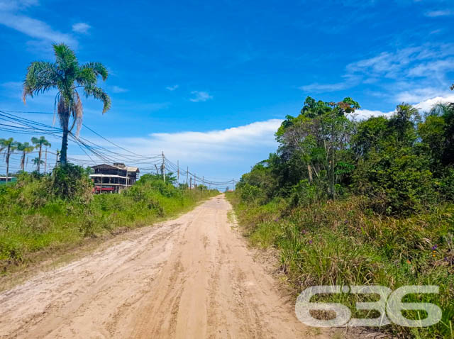 INVISTA NO SEU FUTURO COM ESTE TERRENO NA PRAIA DO ERVINO!
Situado no bairro Ervino, em São Francisco do Sul, no estado de Santa Catarina, uma pequena ilha localizada bem próxima ao continente e a apenas 1 hora de Joinville. Devido a sua geografia, a cidade ganhou paisagens naturais encantadoras, com o mar rodeando todo o seu território.
São 360m² de terreno, sendo 12m² de frente e 30m² de lados. Terreno amplo e em boas condições. Com ótima localização. Perfeito para você que quer começar aquela construção dos sonhos!
Terreno próximo de estabelecimentos e comércios que facilitam seu dia a dia, aproximadamente na mesma distância entre a lagoa e a praia da região. A lagoa conta com acesso para embarcações.
E, aí gostou? Quer conhecer mais sobre esse vantajoso investimento? Então consulte um de nossos corretores e saiba mais.
Esperamos por você!!!
Fale conosco:
IMOBILIÁRIA 636.
Telefone: (47) 3448-3636
WhatsApp: (47) 99190-0636